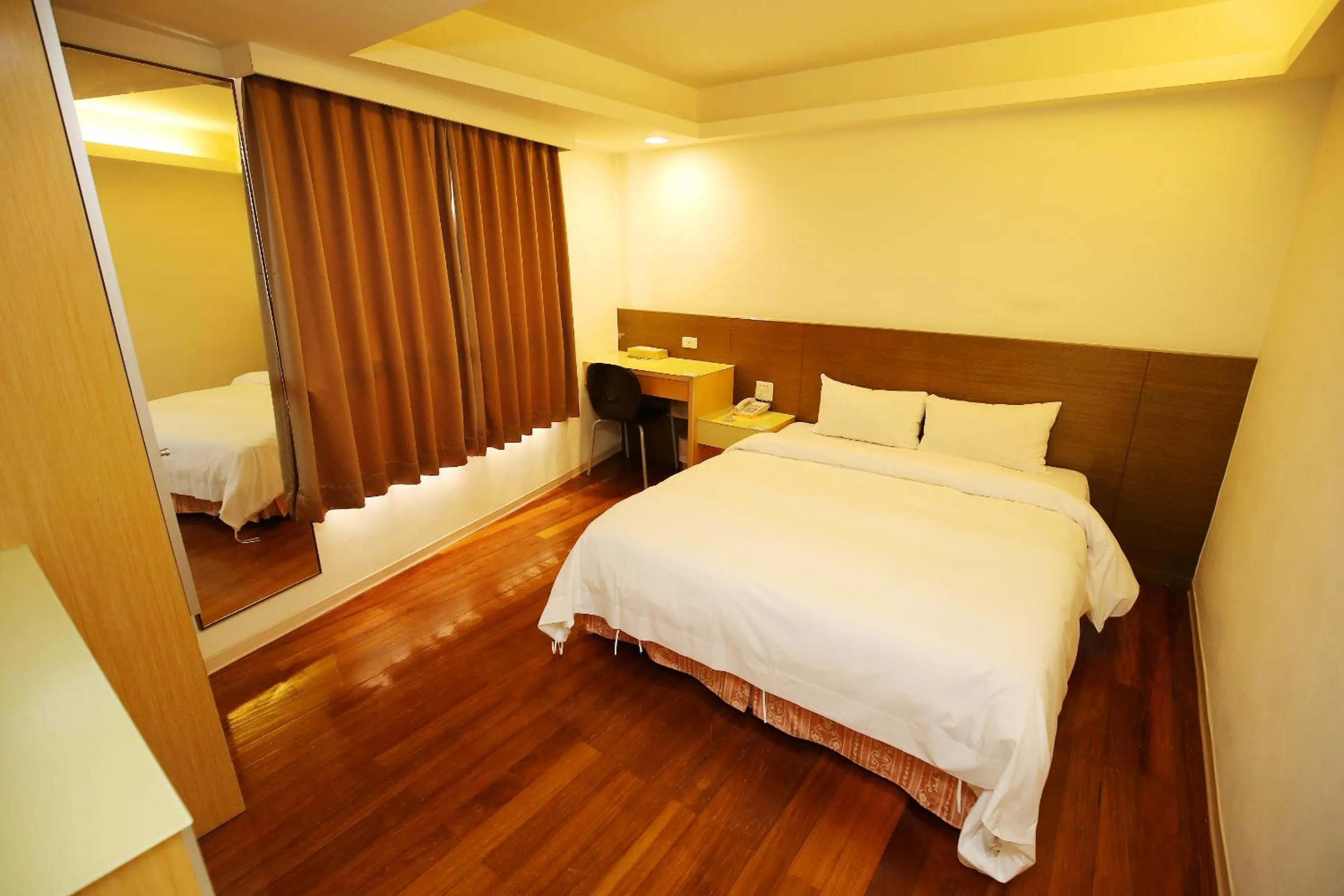 Photo of the whole room, Bed in Tai Shinu Hotel