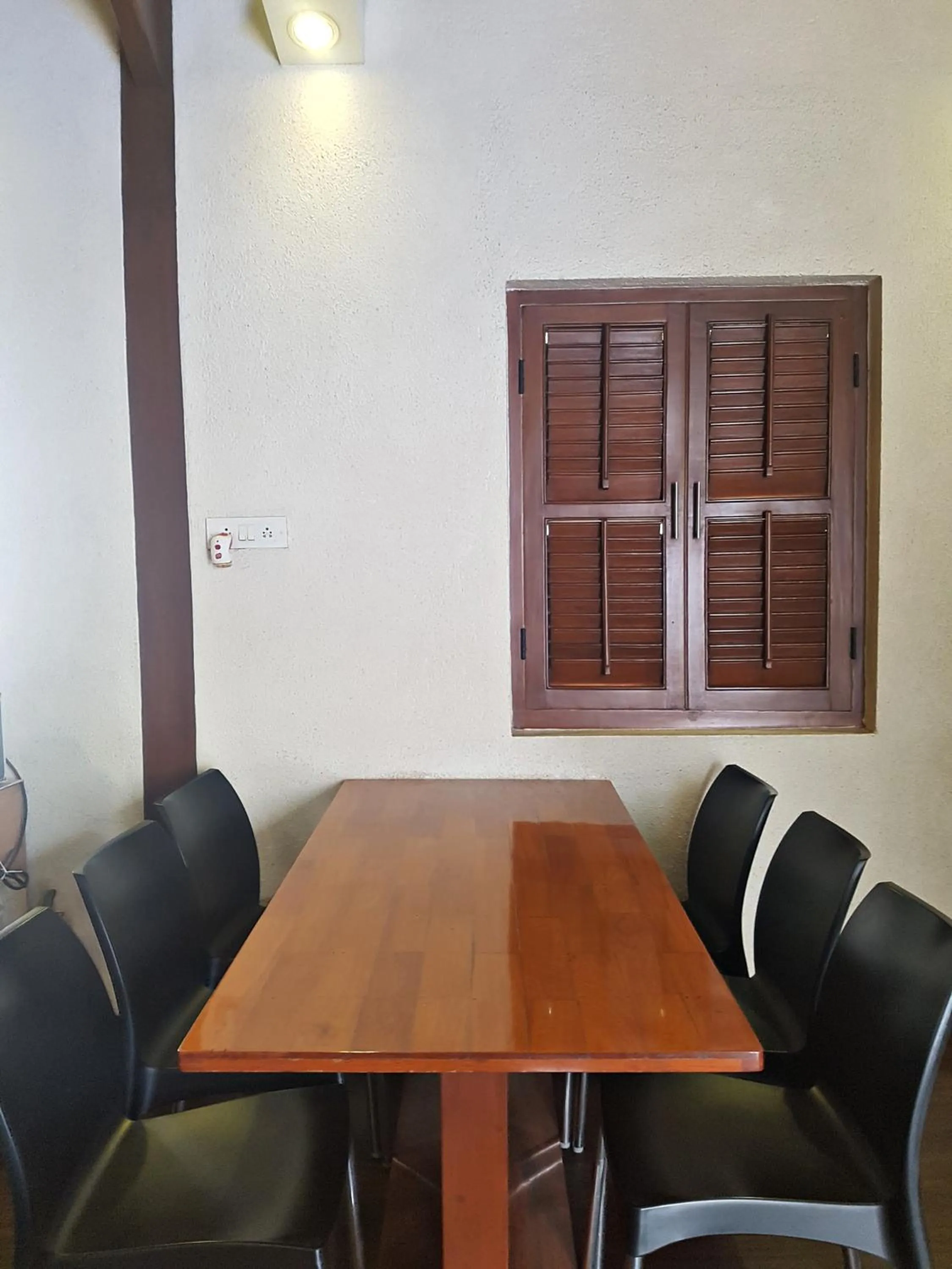 Restaurant/places to eat in Hotel Kumkum