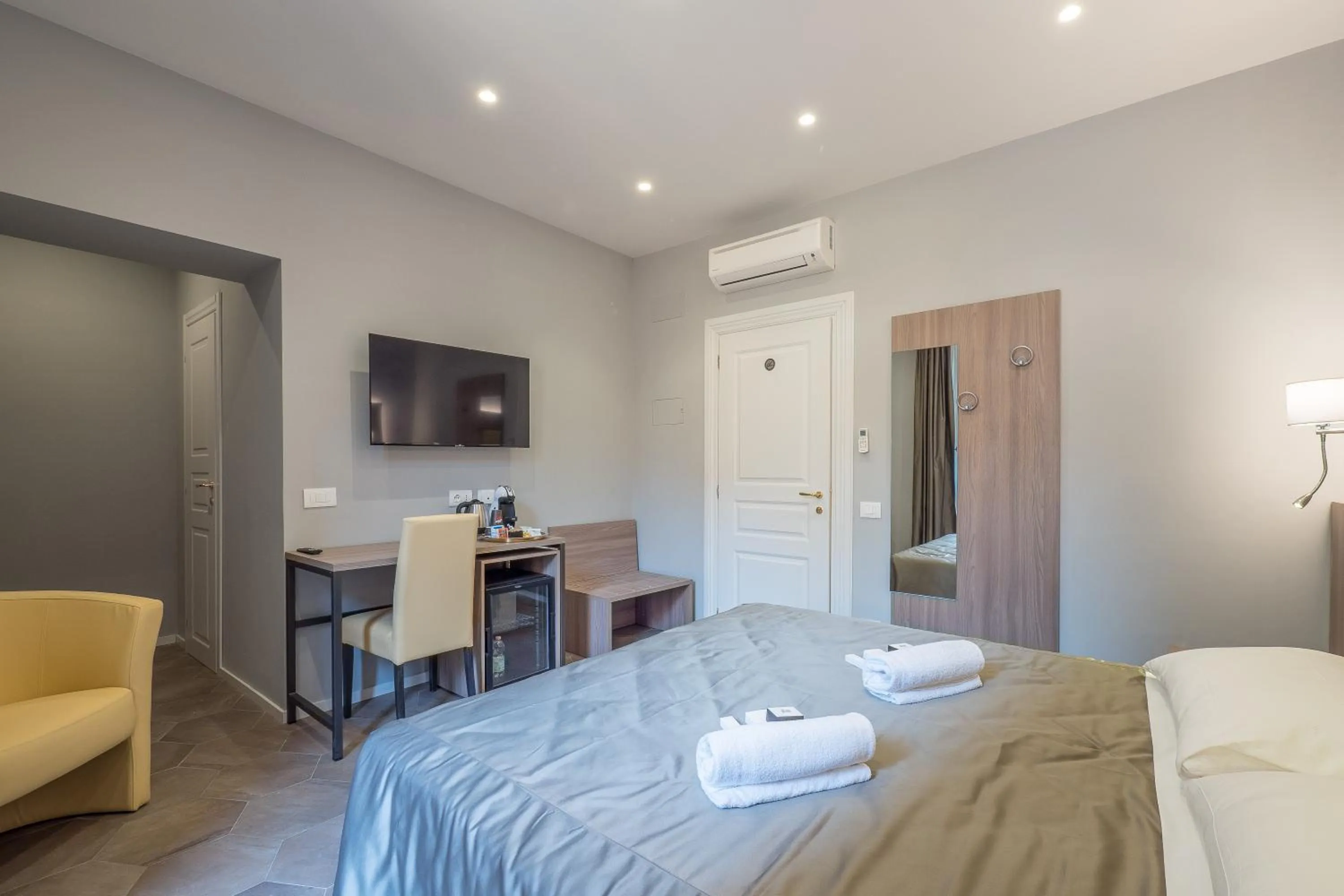 TV and multimedia, Bed in Bramble Luxury Suites