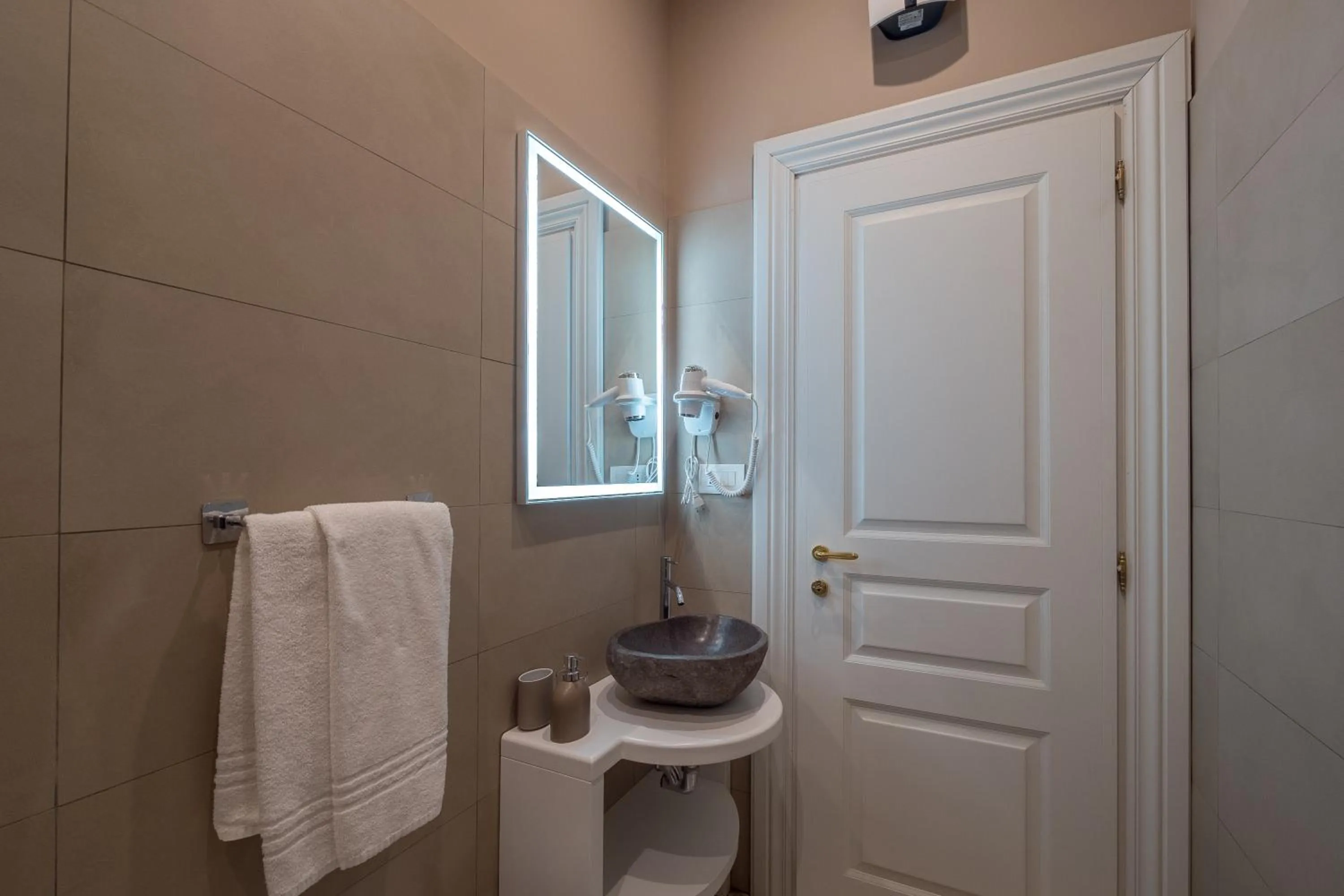 TV and multimedia in Bramble Luxury Suites