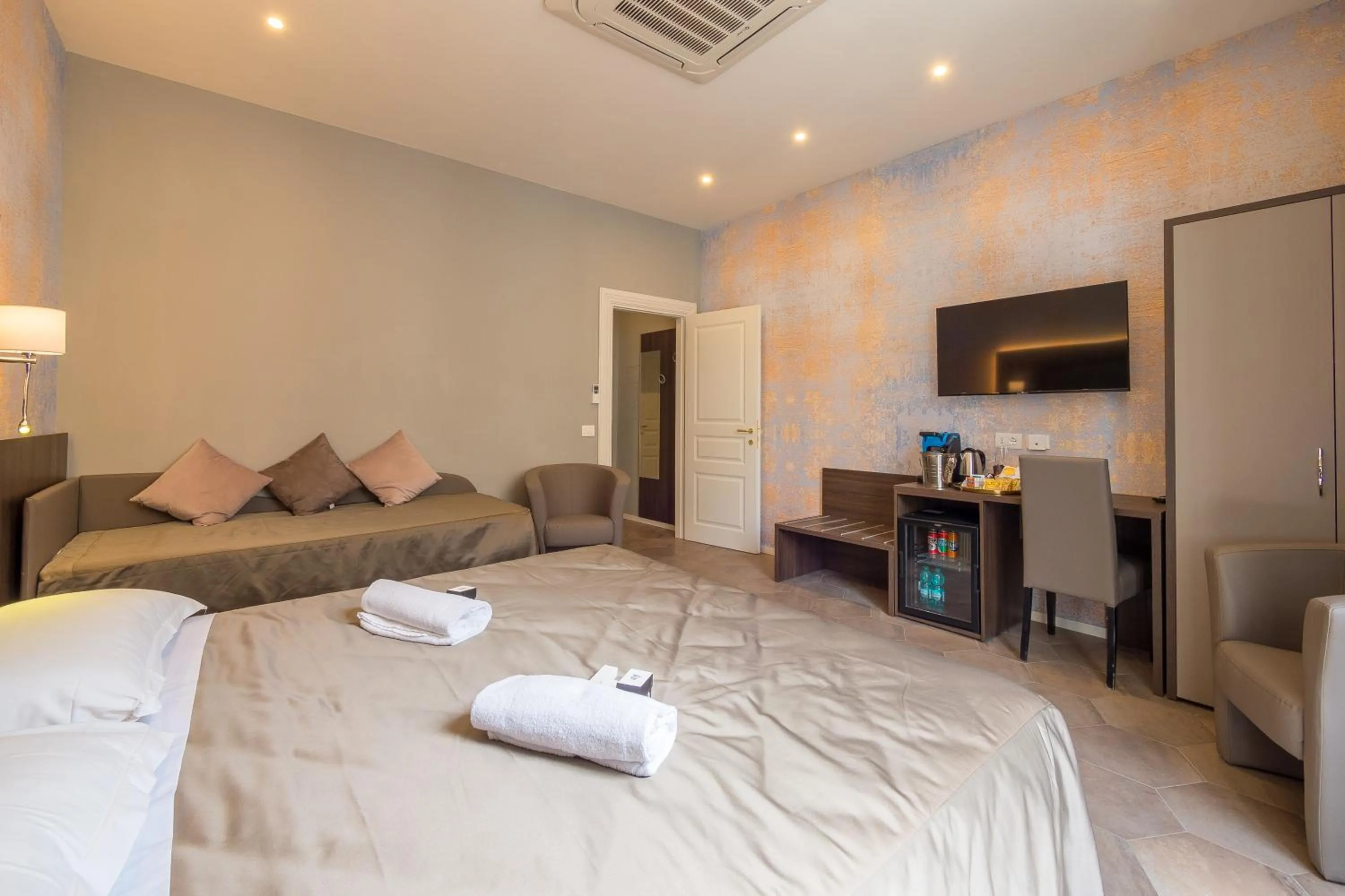 TV and multimedia, Bed in Bramble Luxury Suites