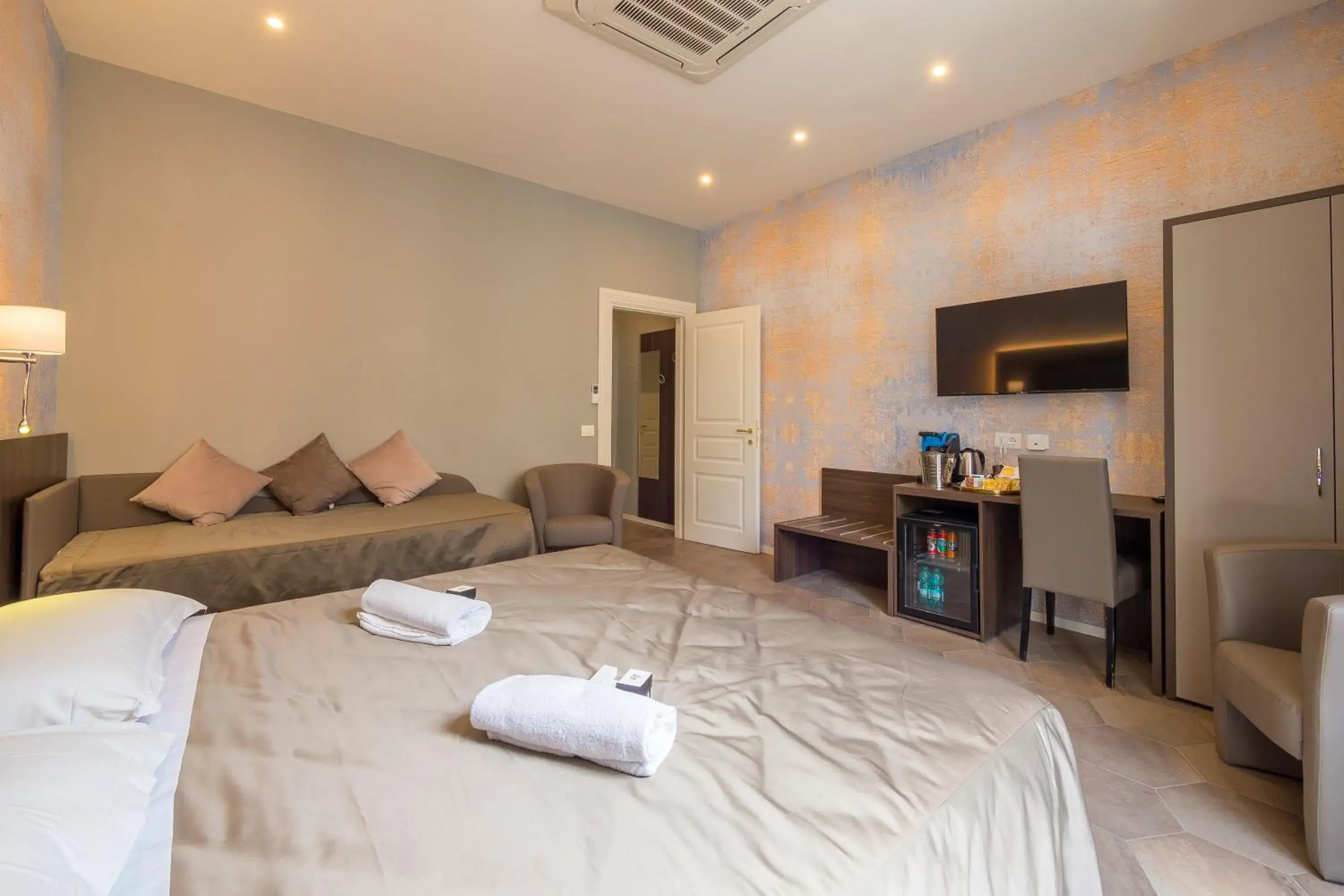 Deluxe Triple Room in Bramble Luxury Suites Deluxe Triple Room in Bramble Luxury Suites