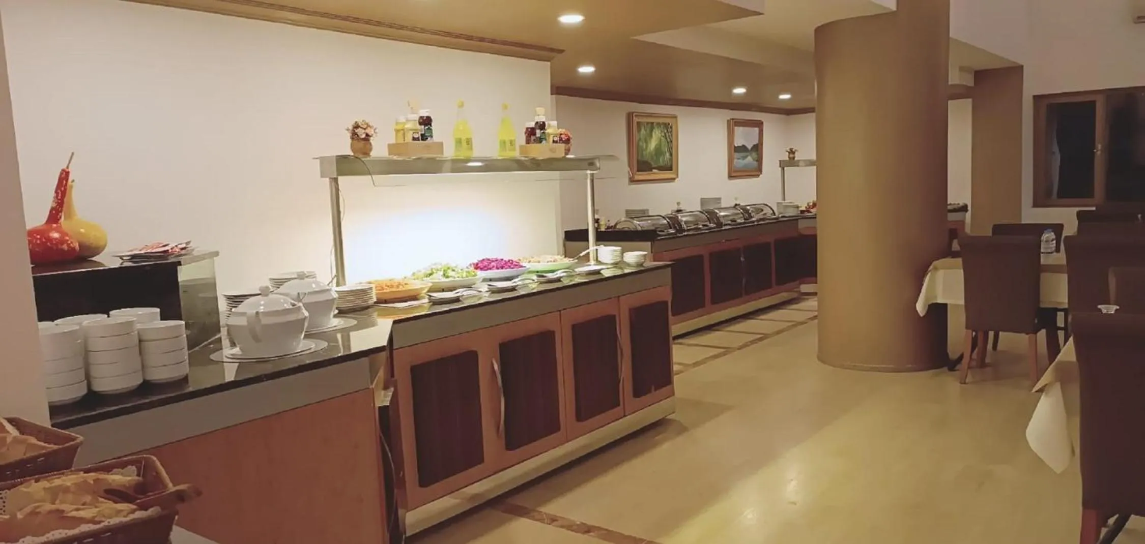 Restaurant/places to eat in Silver Tower Residence