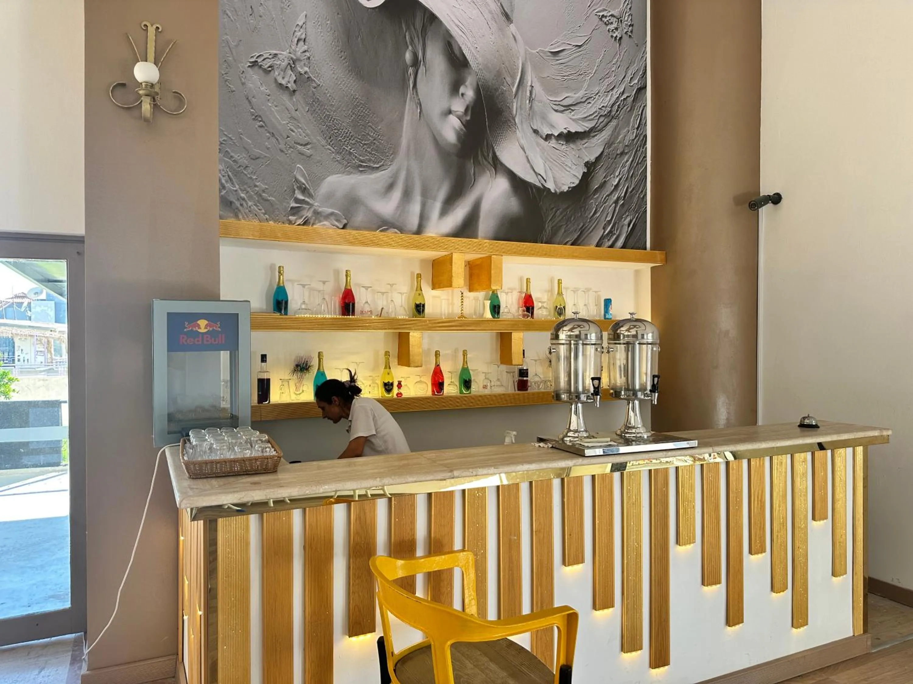 Restaurant/places to eat in Silver Tower Residence