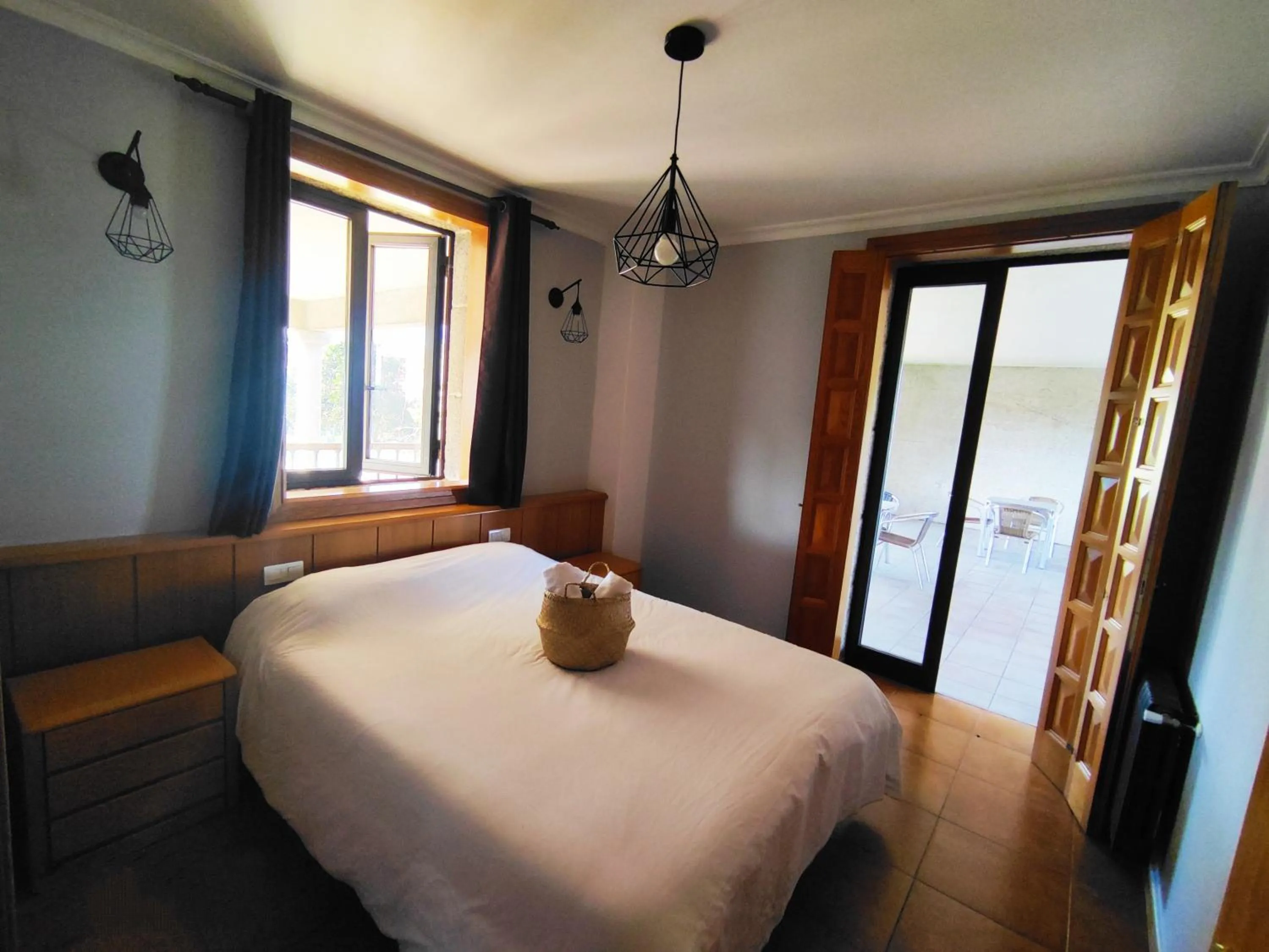 Queen Room with Shared Bathroom - single occupancy in Albergue Villa San Clemente