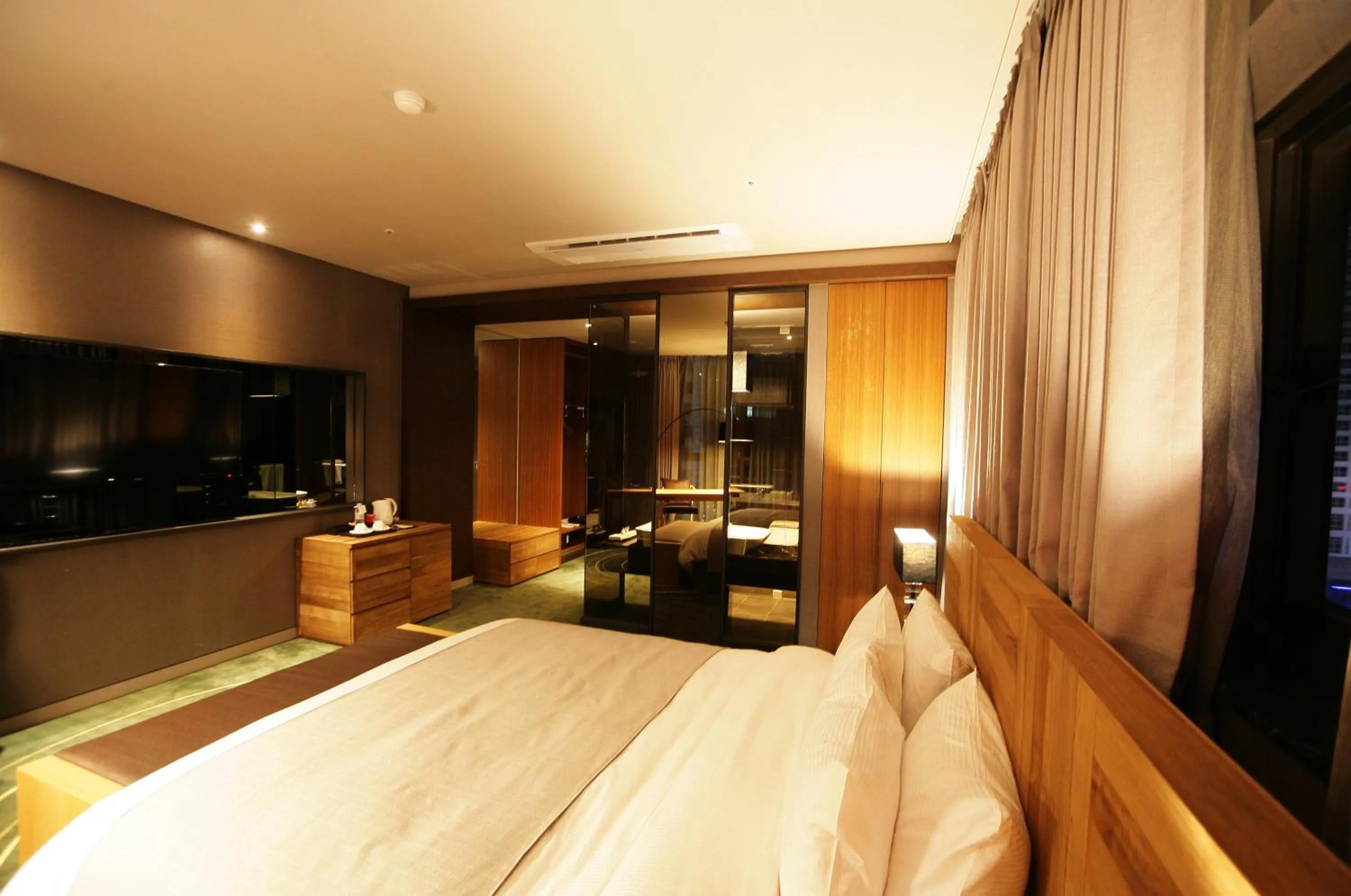 Photo of the whole room, Bed in Best Louis Hamilton Hotel Haeundae