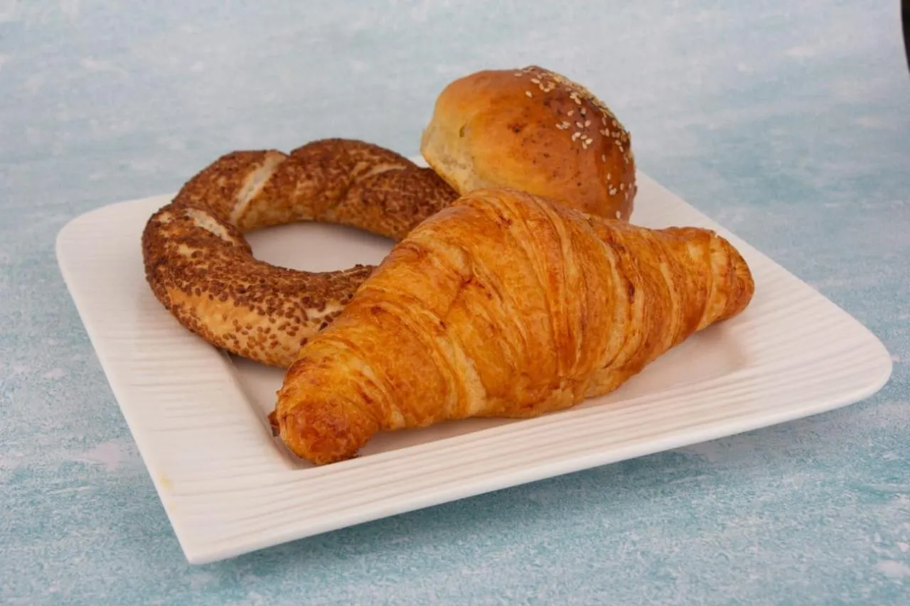 Restaurant/places to eat in ALYA Hotel