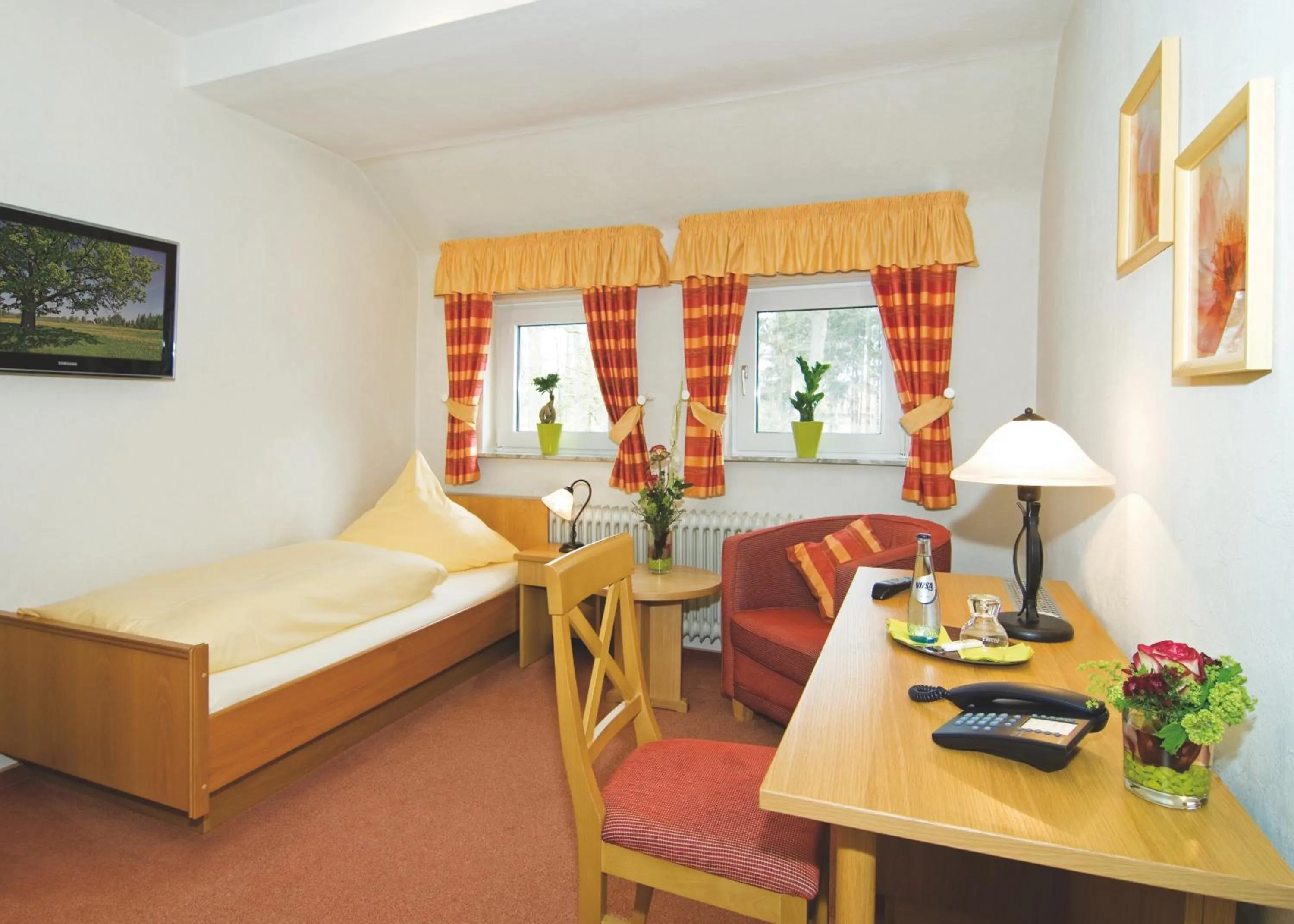 Photo of the whole room, Bed in Brammers Landhotel Zum Wietzetal