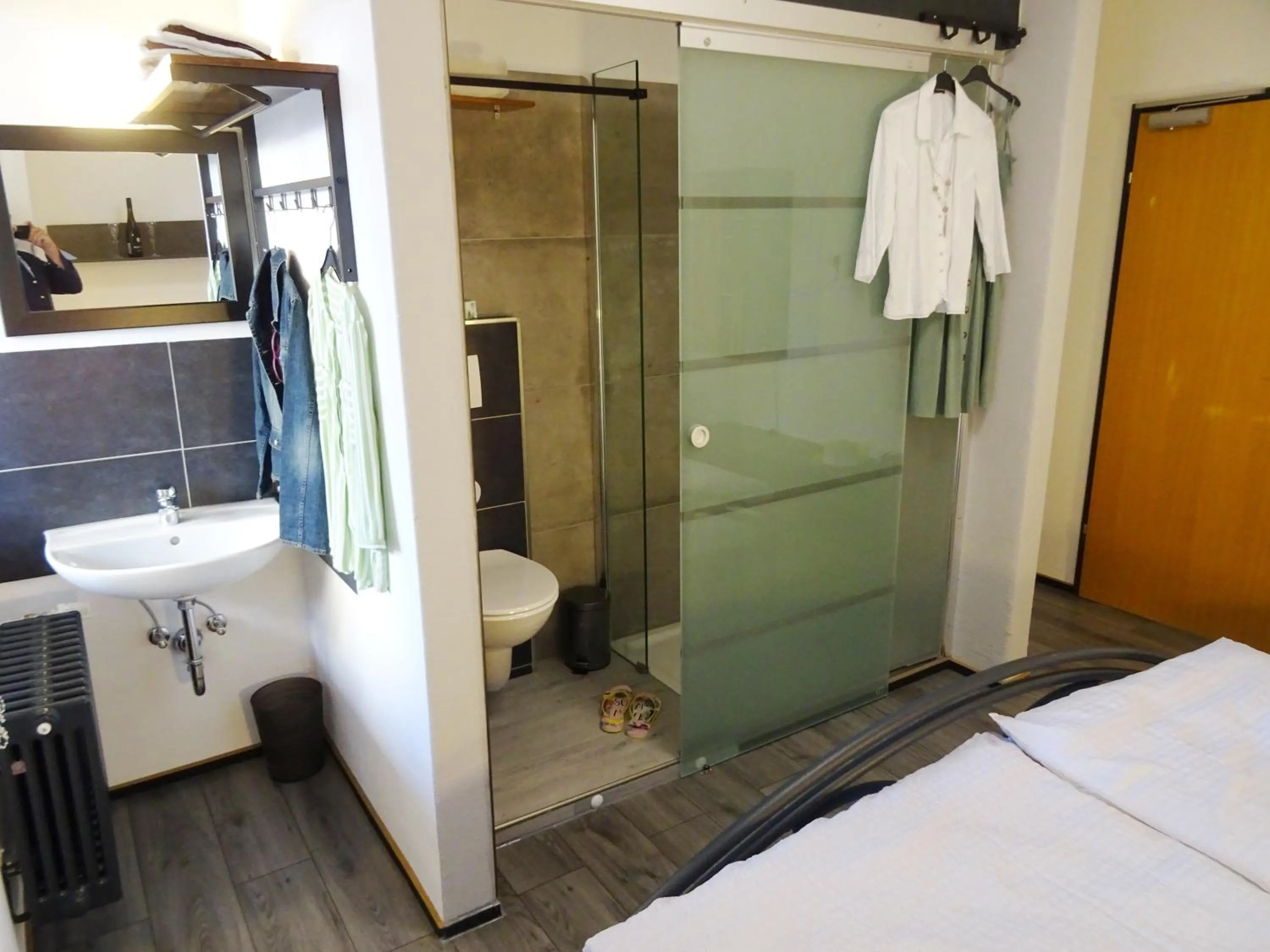 Shower, Bed in Eventhotel Ö - Cappuccino