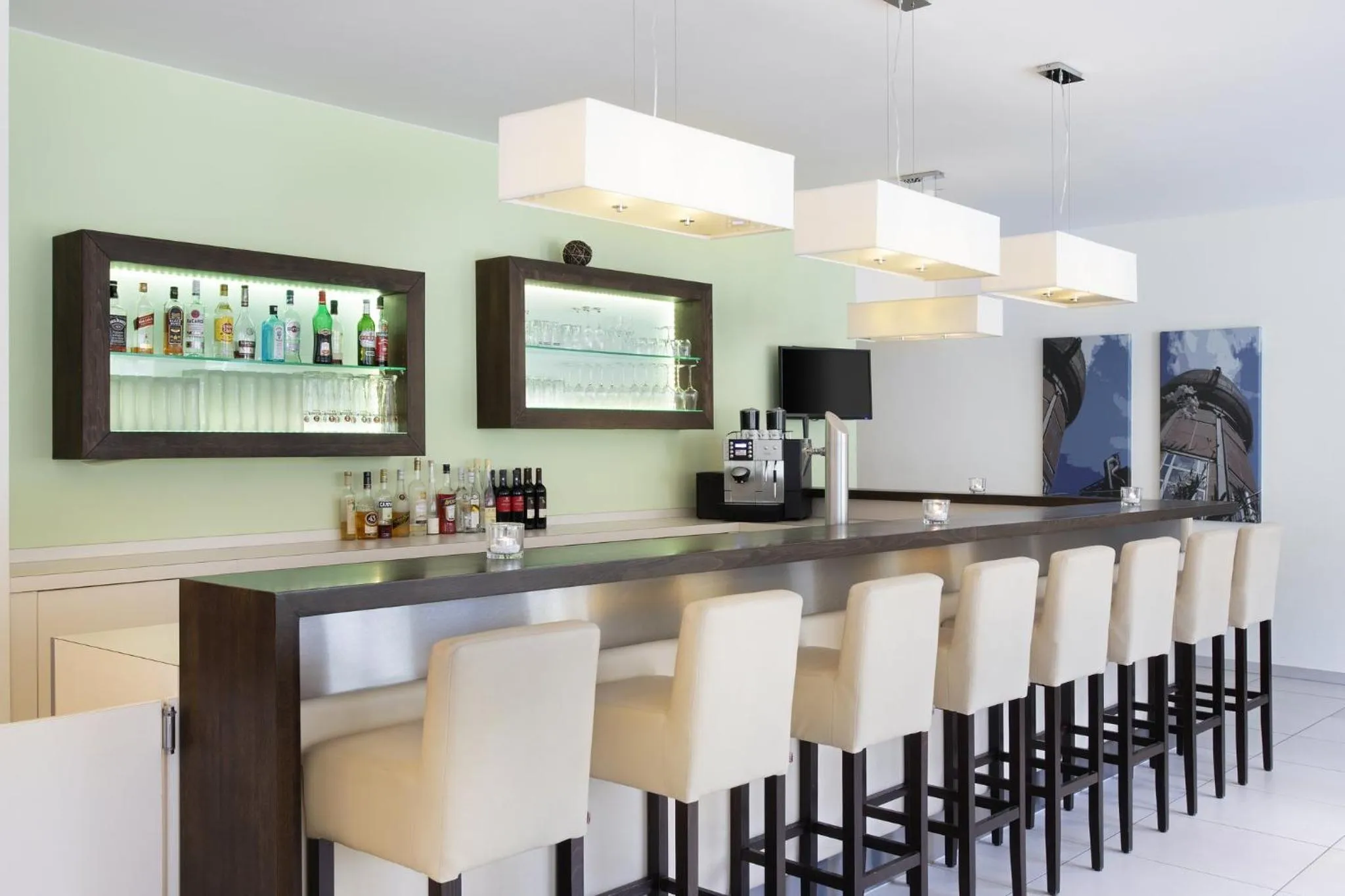 Lounge or bar in Holiday Inn Express Neunkirchen by IHG
