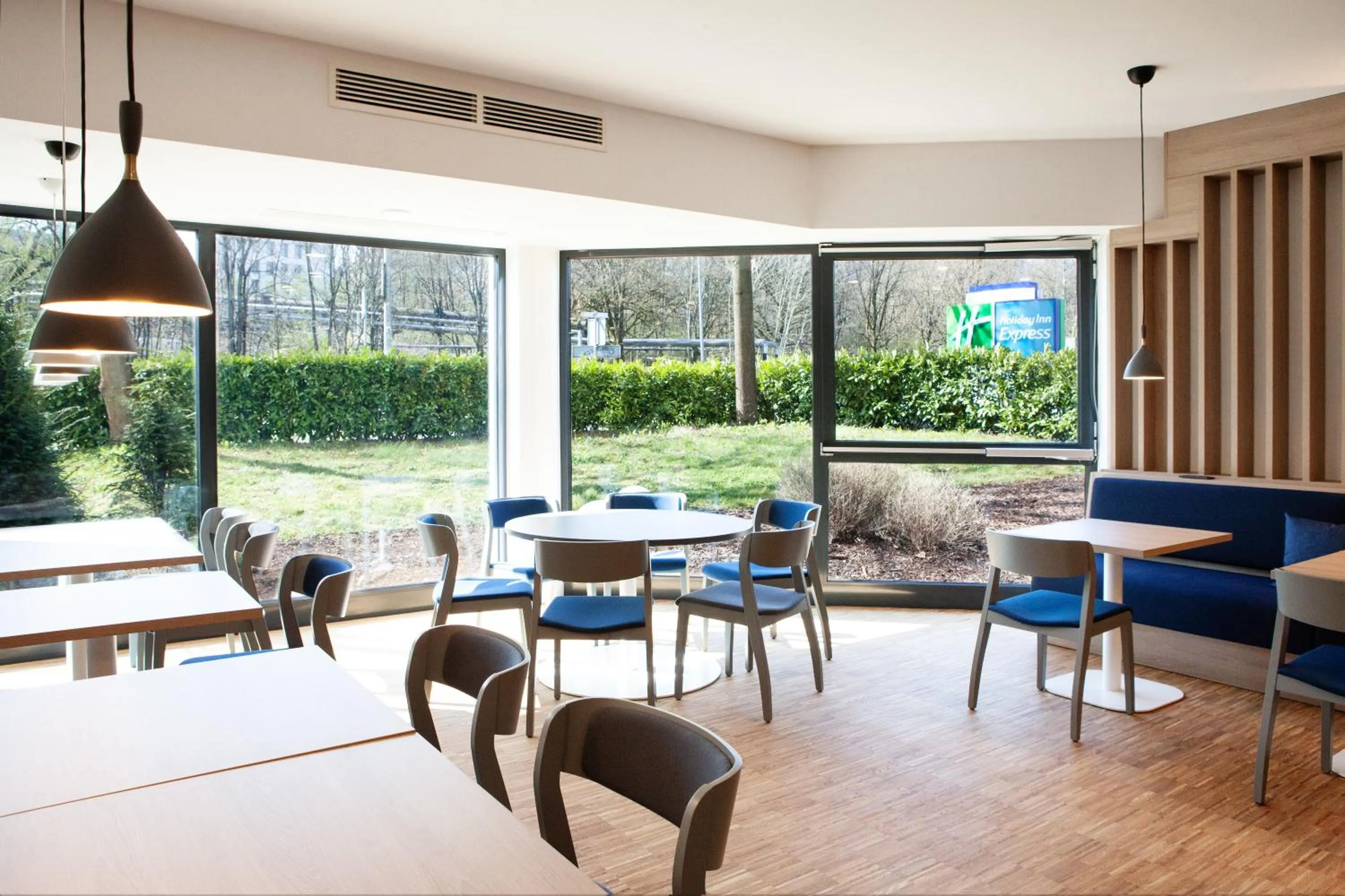 Restaurant/places to eat in Holiday Inn Express Neunkirchen by IHG