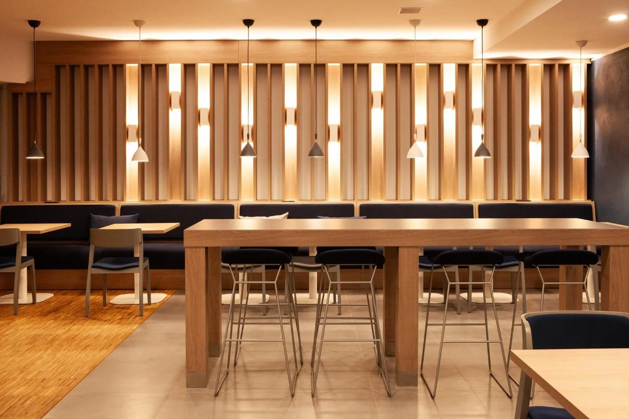 Lounge or bar in Holiday Inn Express Neunkirchen by IHG