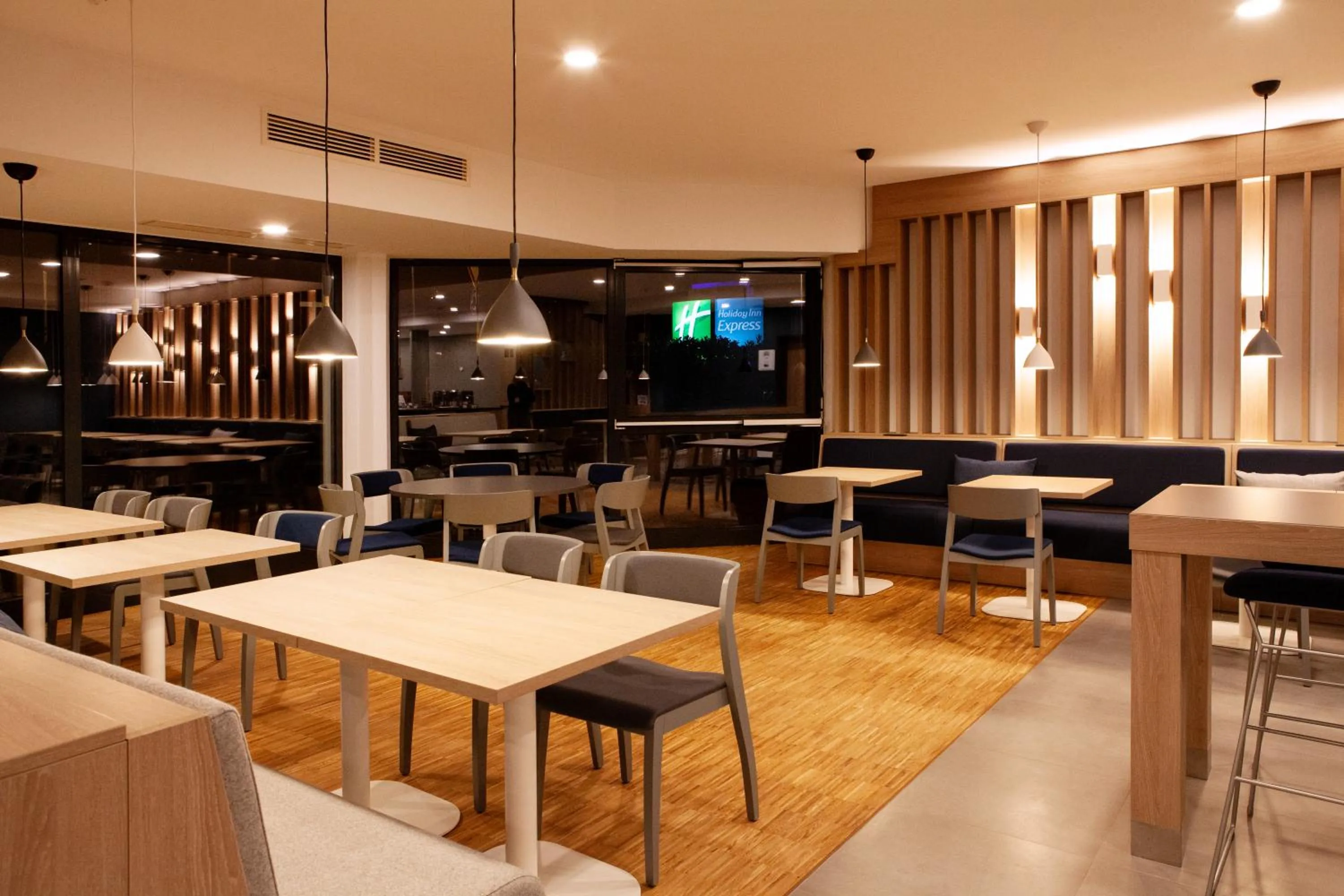 Restaurant/places to eat in Holiday Inn Express Neunkirchen by IHG