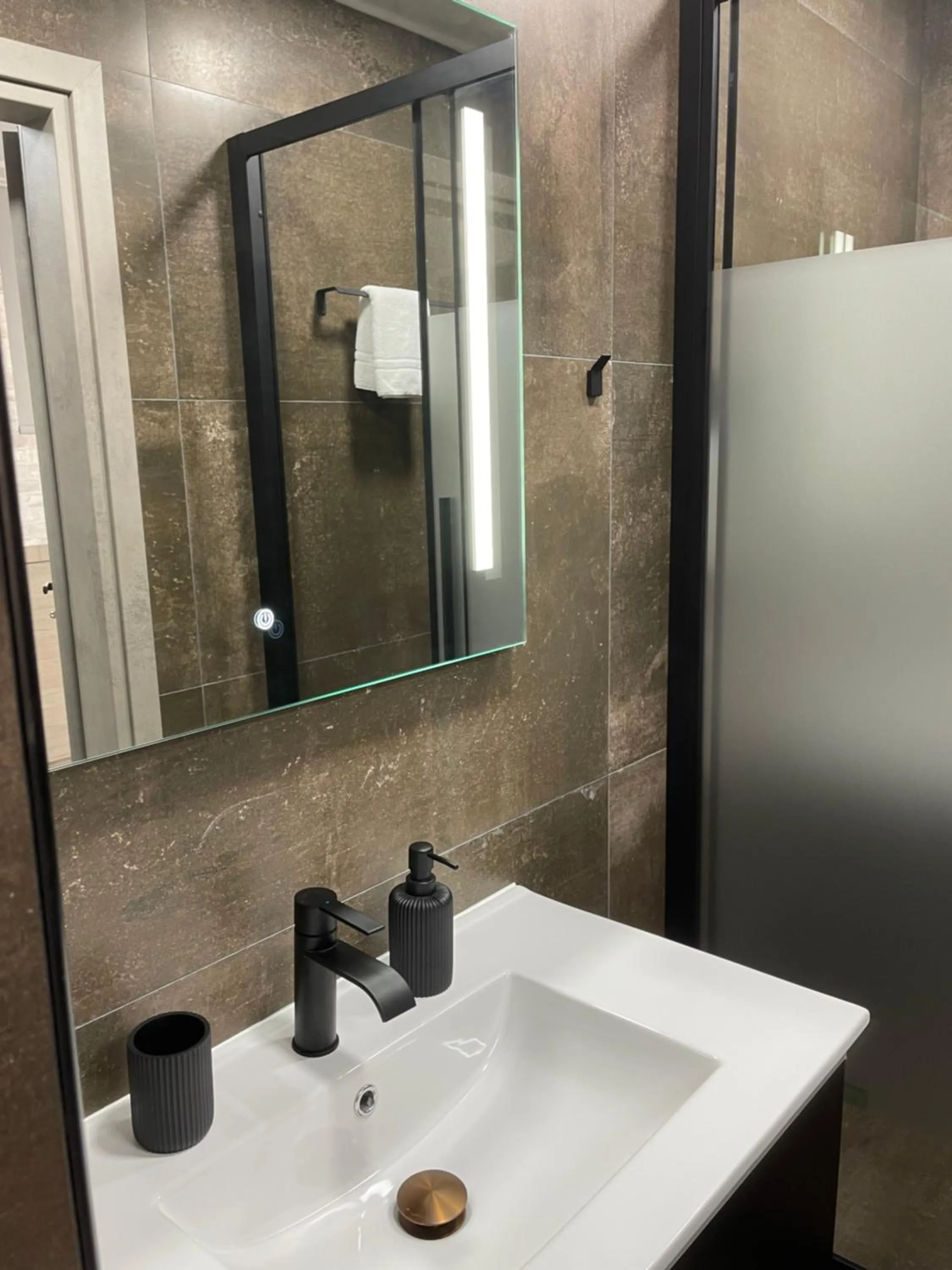 AVR Airport Deluxe Suites 6 AIRPORT FREE SHUTLE