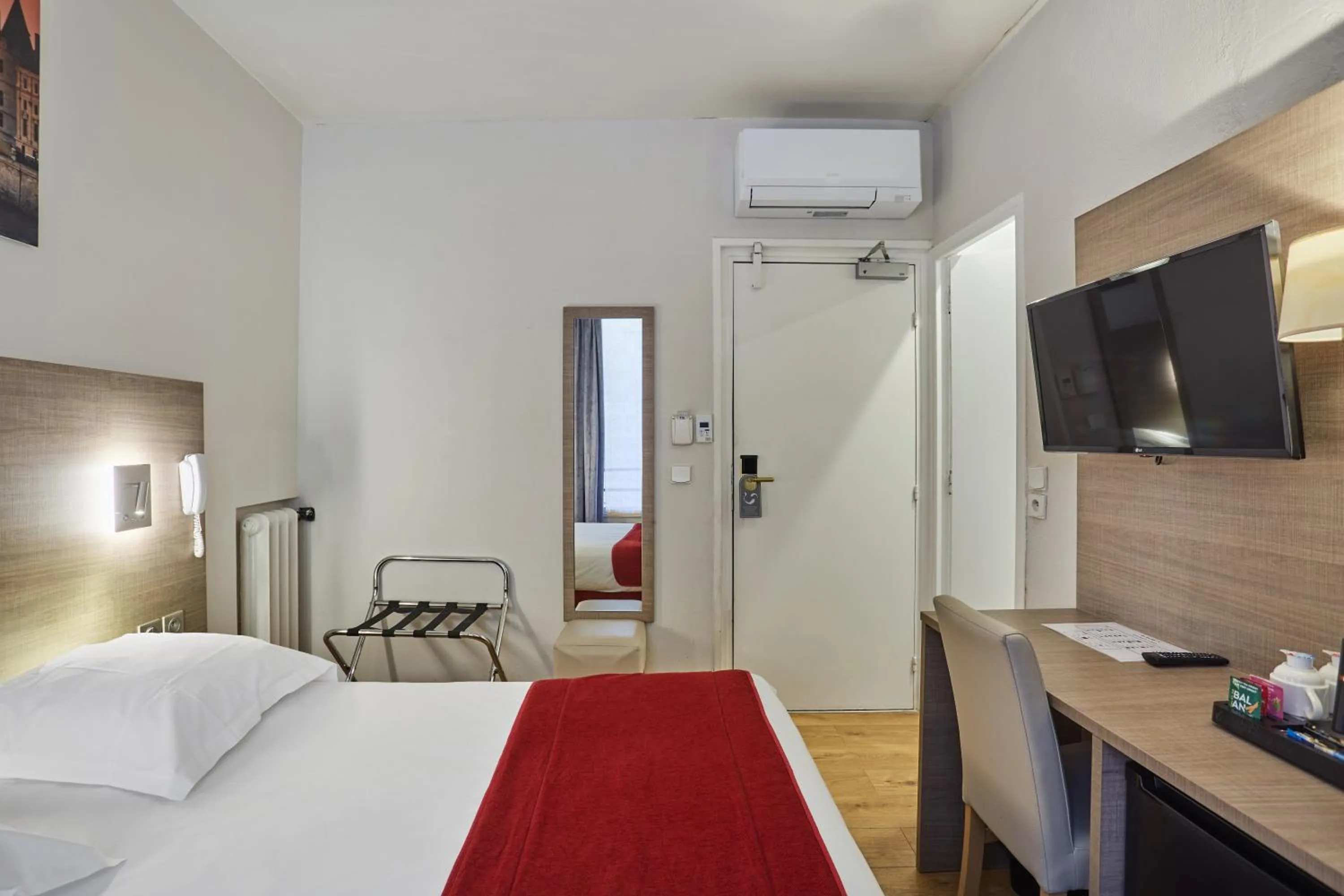 Photo of the whole room, Bed in Hôtel LUX PICPUS