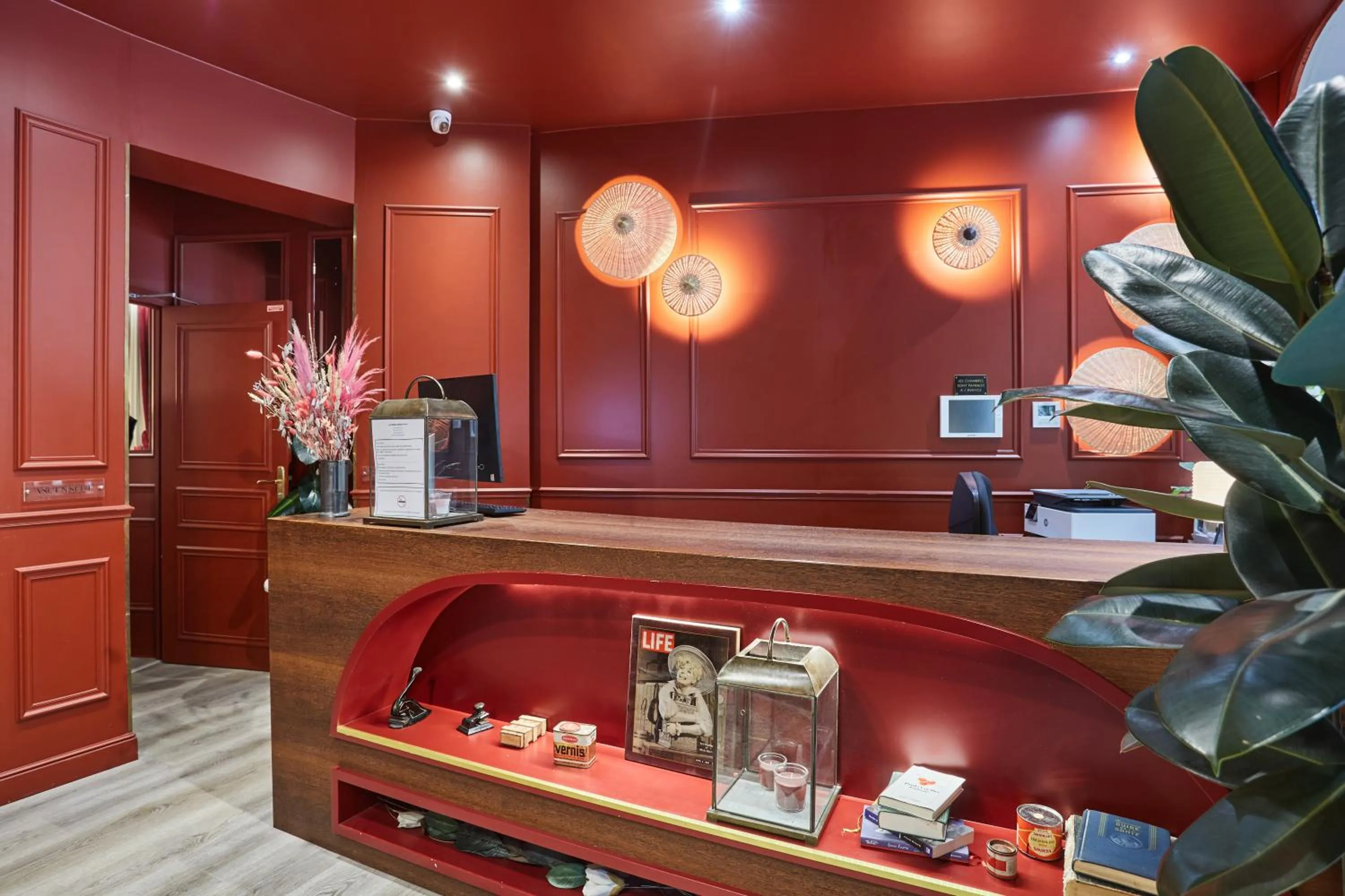 Lobby or reception in Hôtel LUX PICPUS