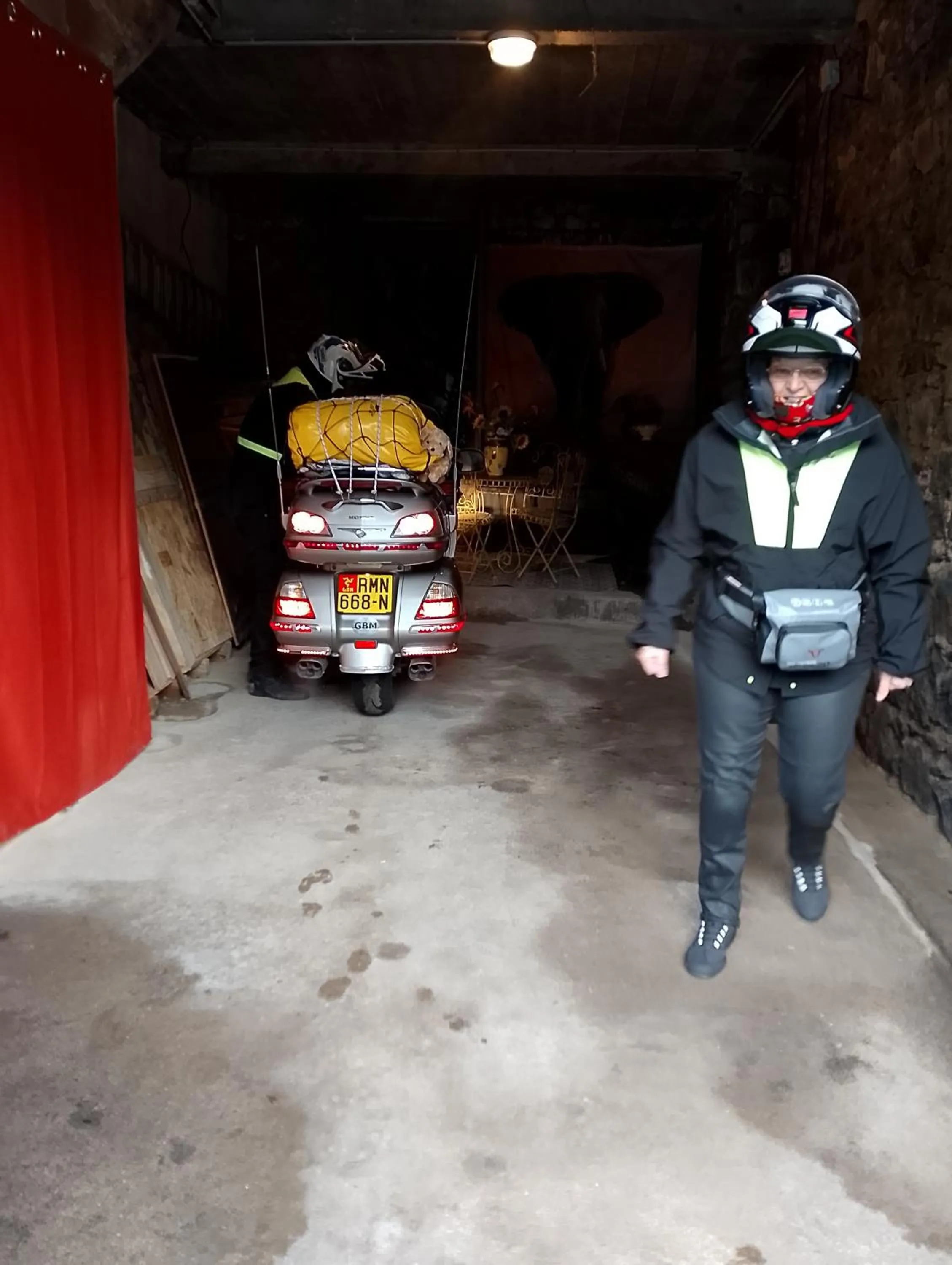 Parking in Chambre Bounty, B&B, cuisine privée, lit queen size, terrasse, parking, garage