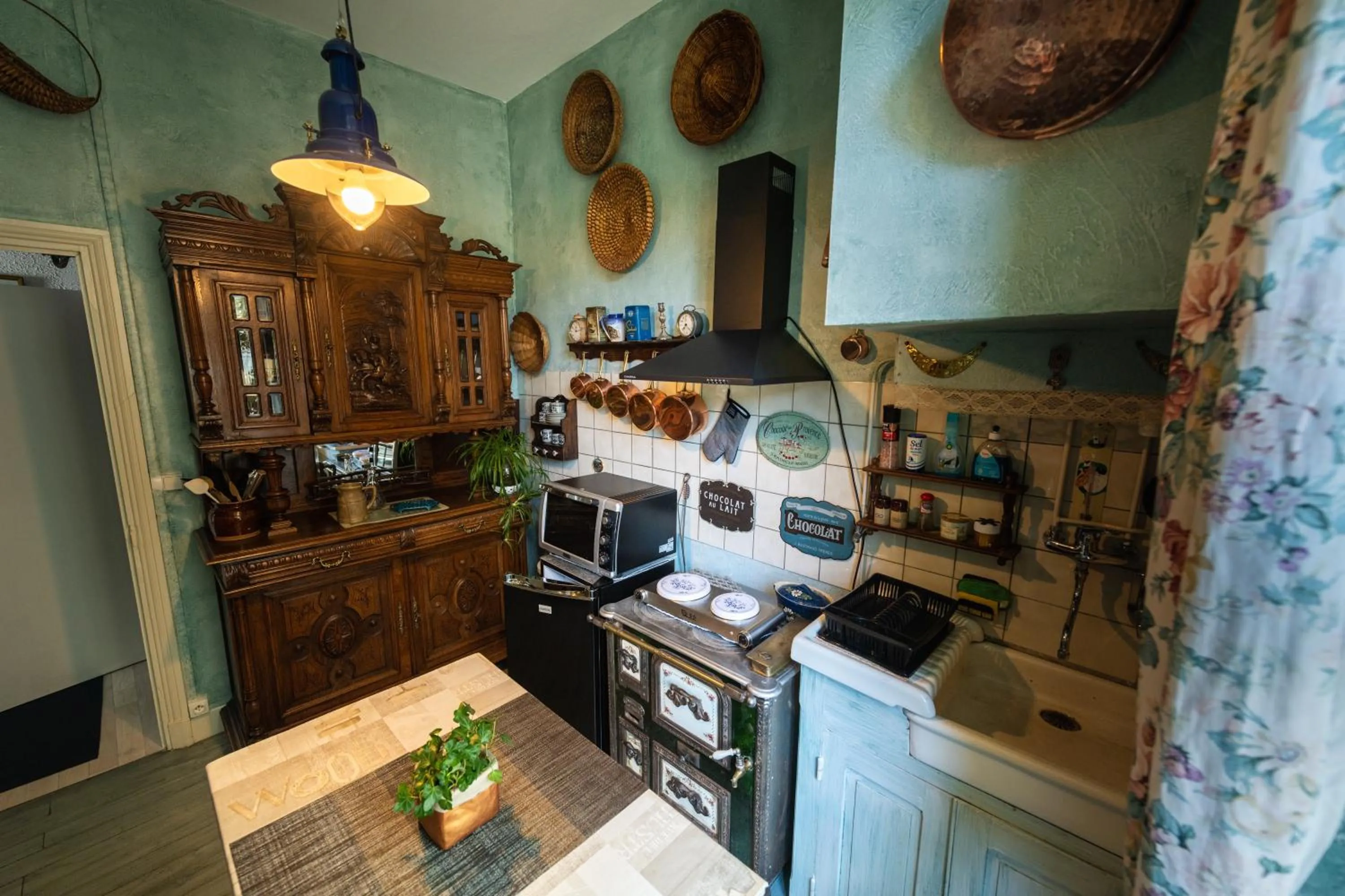 Kitchen or kitchenette in Chambre Bounty, B&B, cuisine privée, lit queen size, terrasse, parking, garage