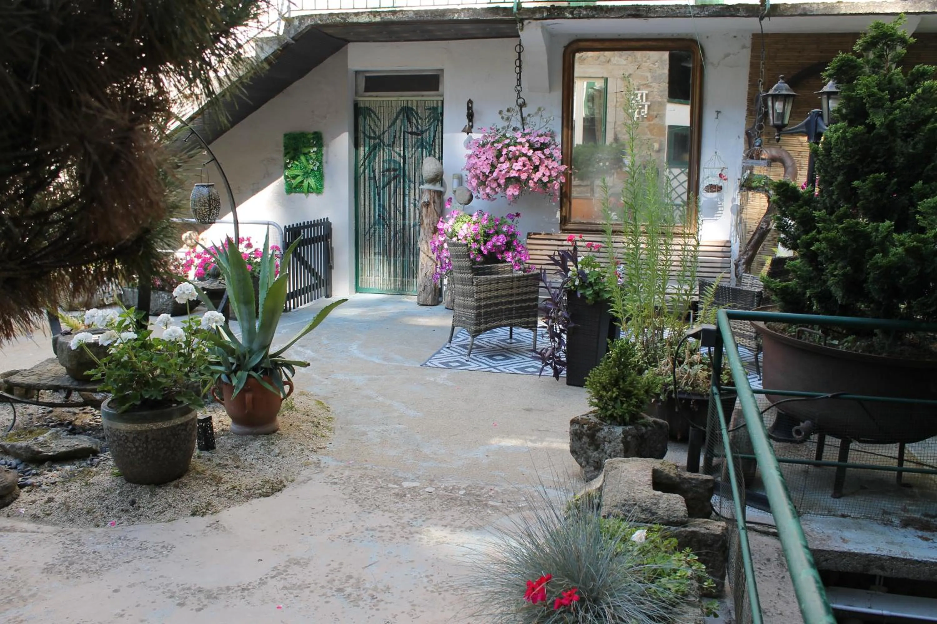 Patio in Chambre Bounty, B&B, cuisine privée, lit queen size, terrasse, parking, garage