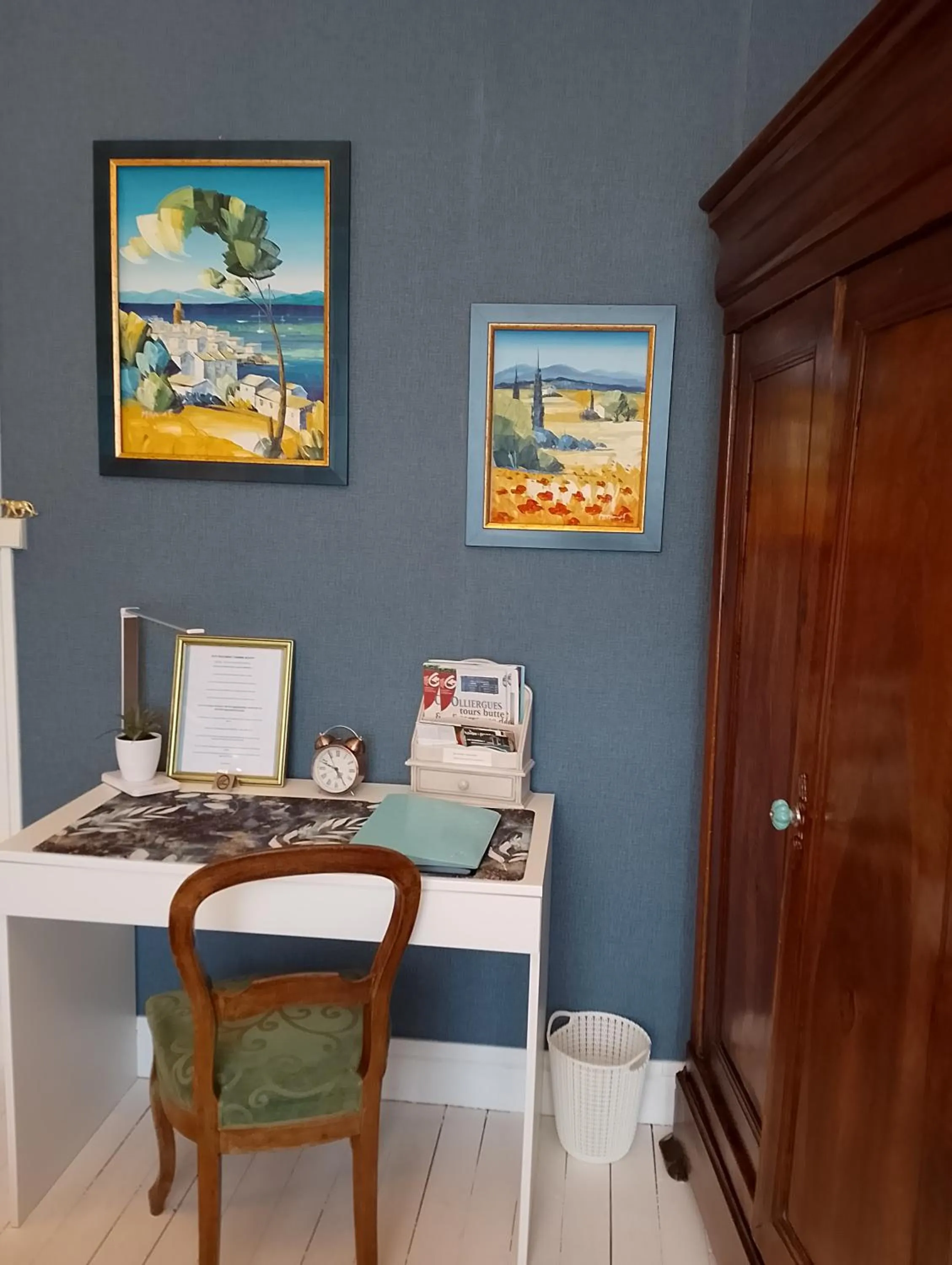 Seating area in Chambre Bounty, B&B, cuisine privée, lit queen size, terrasse, parking, garage