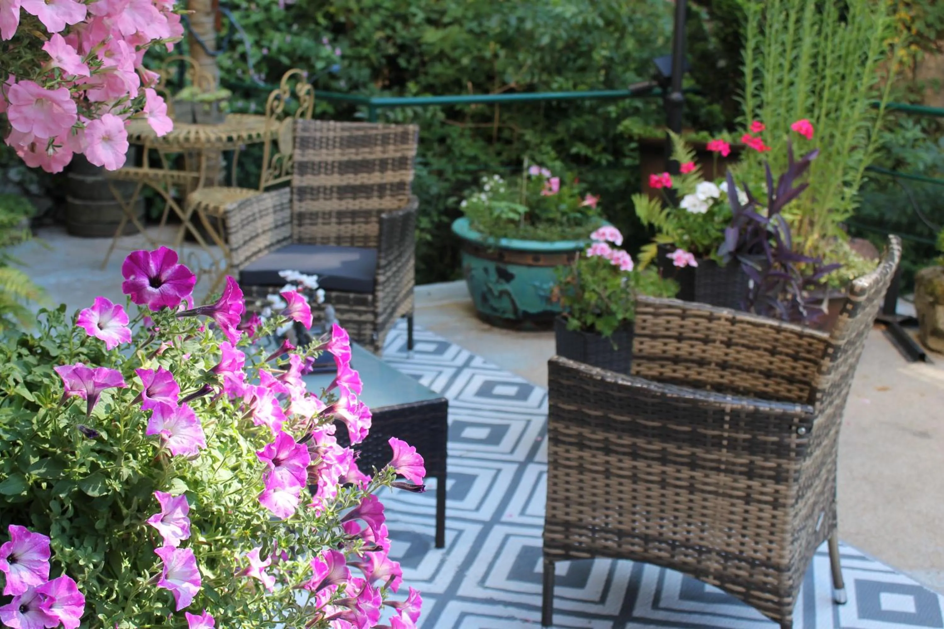 Patio in Chambre Bounty, B&B, cuisine privée, lit queen size, terrasse, parking, garage