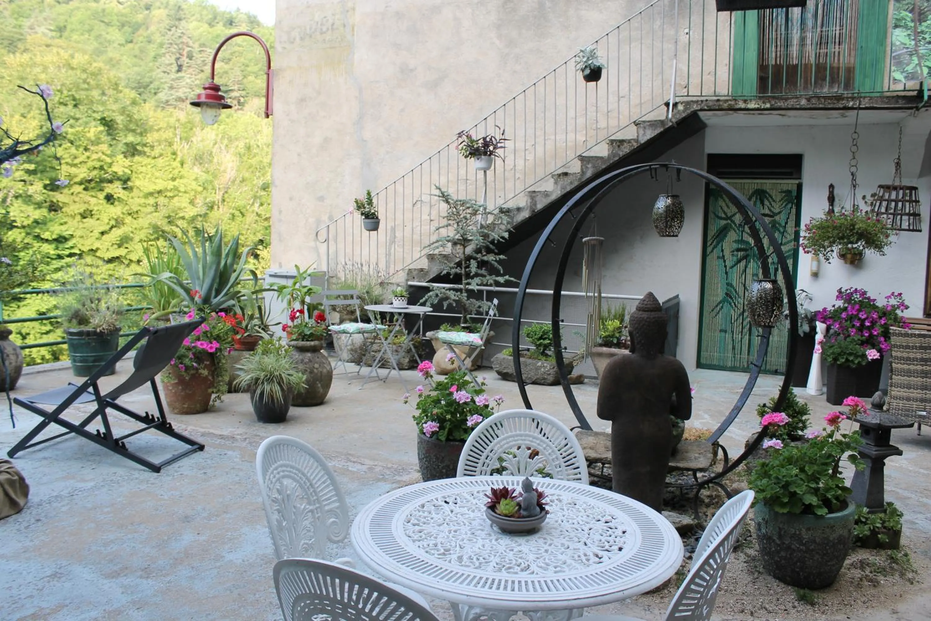 Patio in Chambre Bounty, B&B, cuisine privée, lit queen size, terrasse, parking, garage