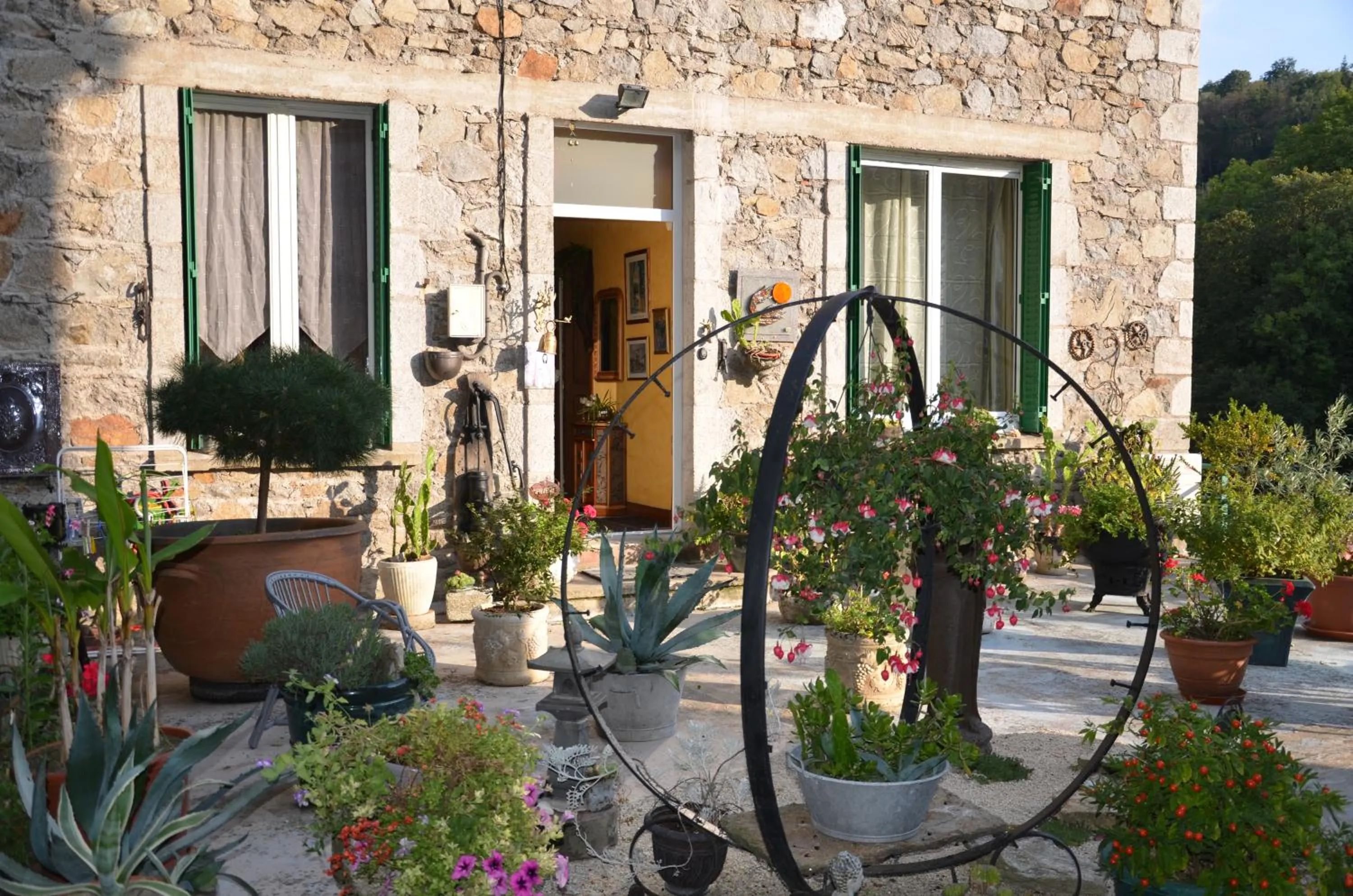 Property building in Chambre Bounty, B&B, cuisine privée, lit queen size, terrasse, parking, garage