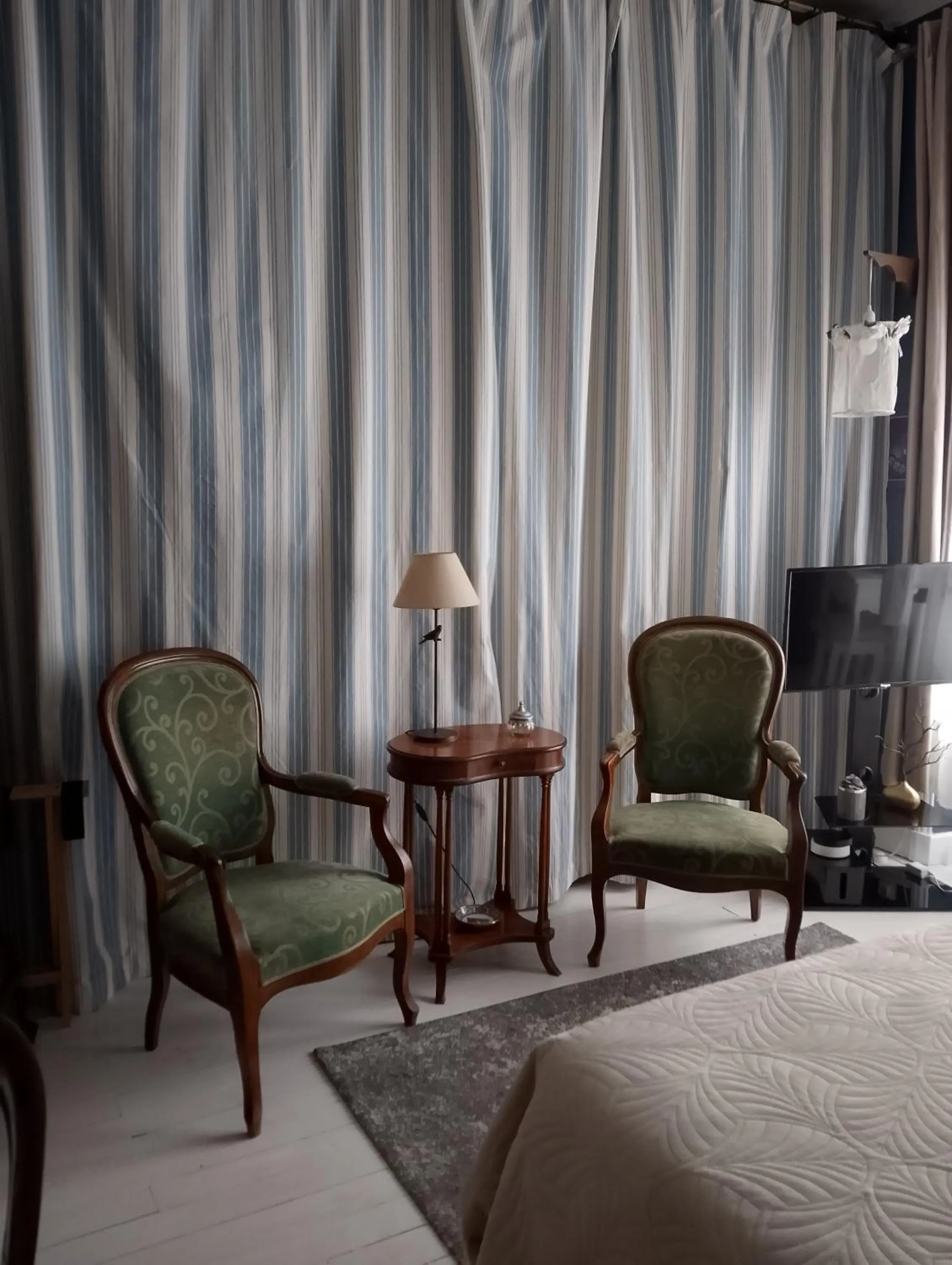 Property building, Bed in Chambre Bounty, B&B, cuisine privée, lit queen size, terrasse, parking, garage