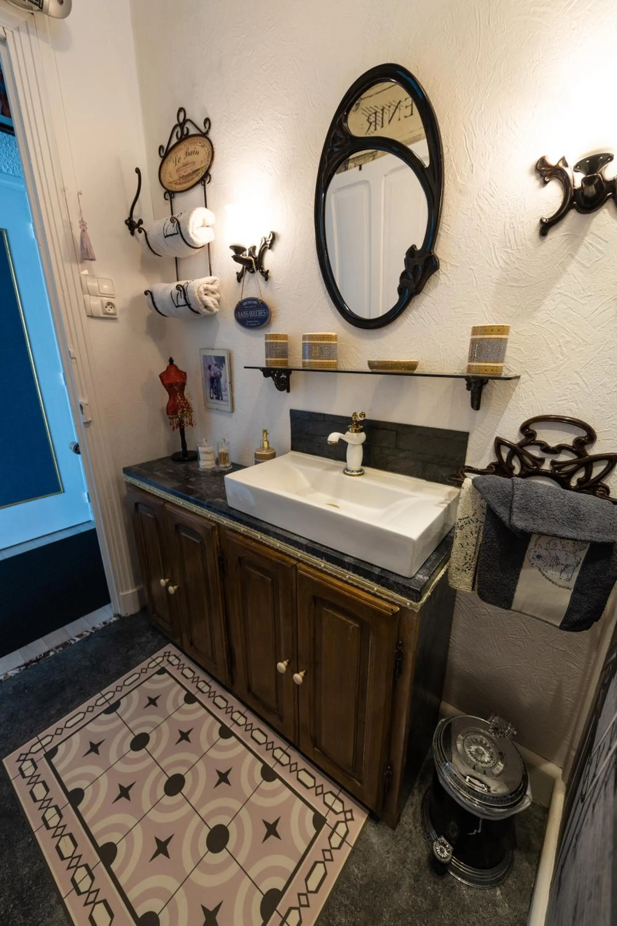 Bathroom in Chambre Bounty, B&B, cuisine privée, lit queen size, terrasse, parking, garage