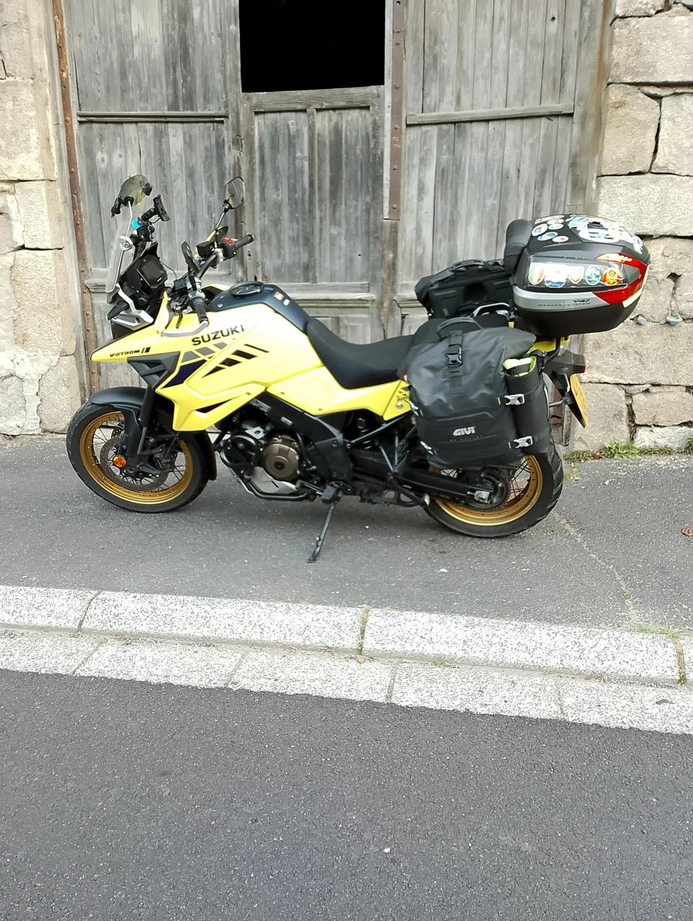 Parking in Chambre Bounty, B&B, cuisine privée, lit queen size, terrasse, parking, garage