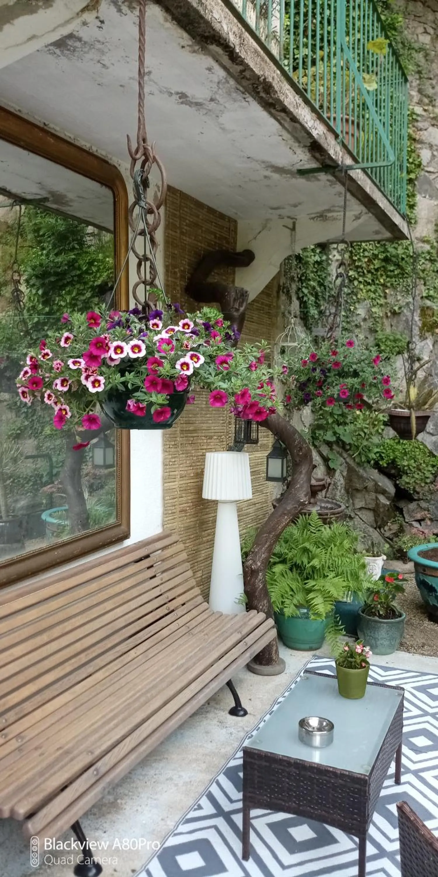 Property building in Chambre Bounty, B&B, cuisine privée, lit queen size, terrasse, parking, garage