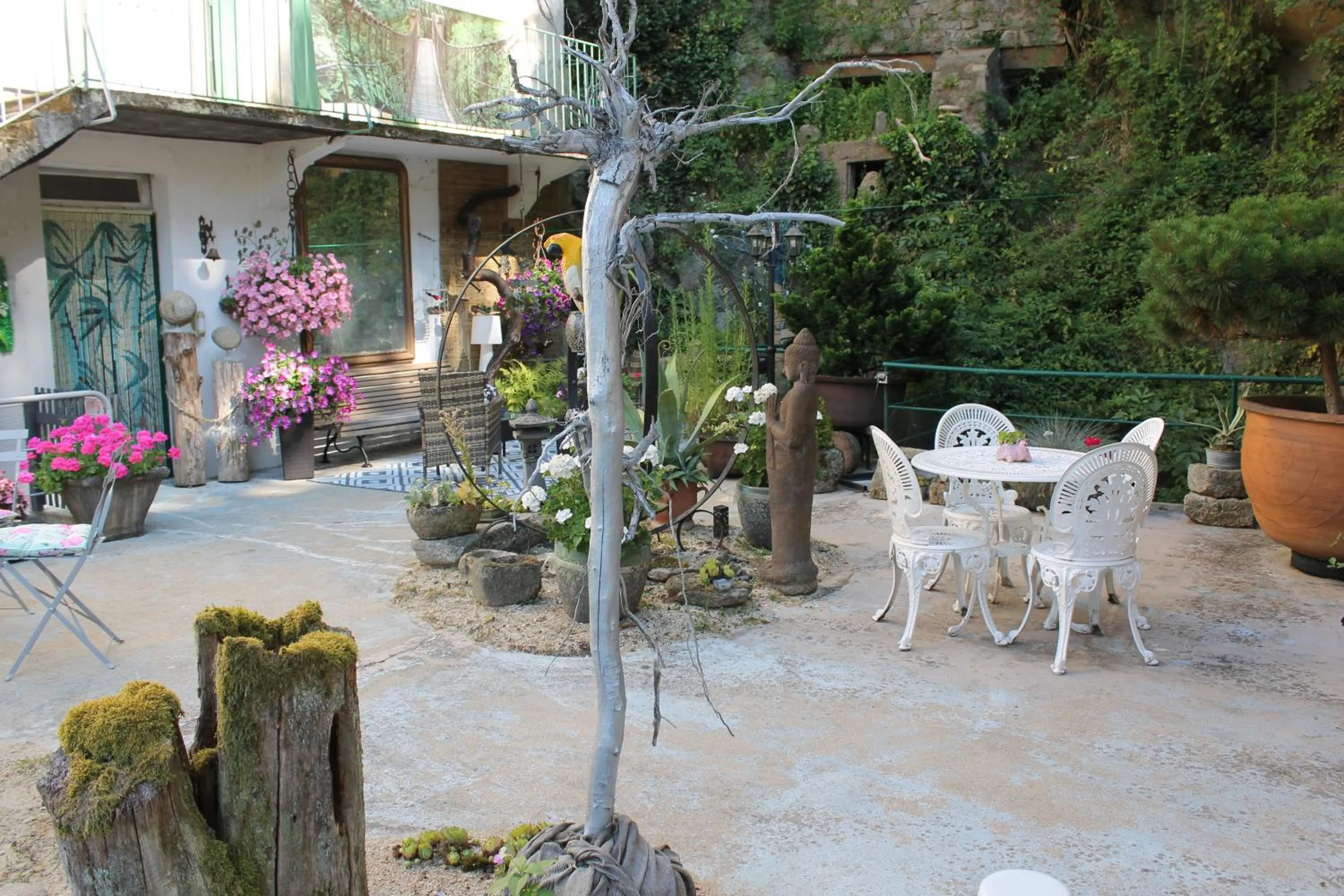 Patio in Chambre Bounty, B&B, cuisine privée, lit queen size, terrasse, parking, garage