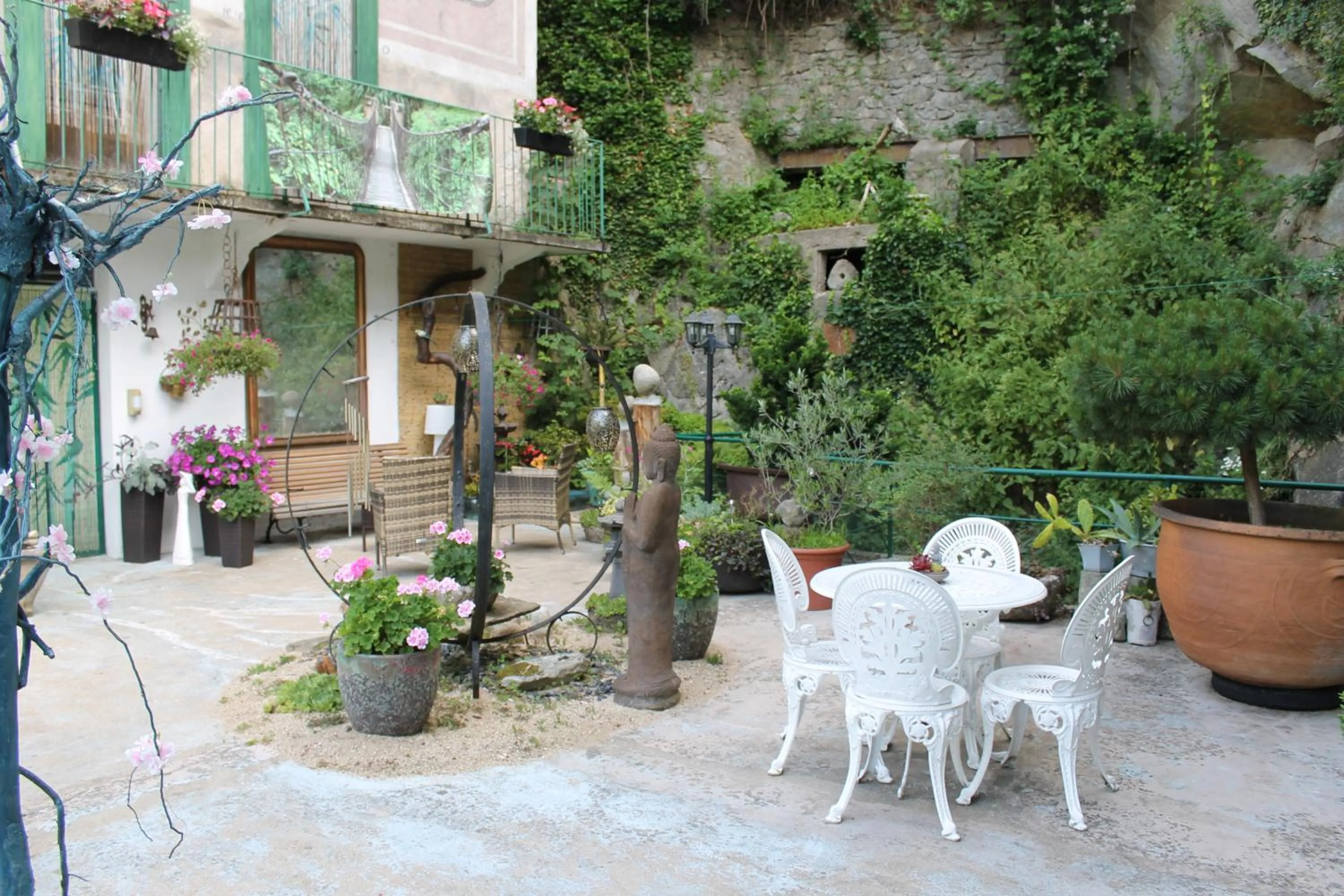 Patio in Chambre Bounty, B&B, cuisine privée, lit queen size, terrasse, parking, garage