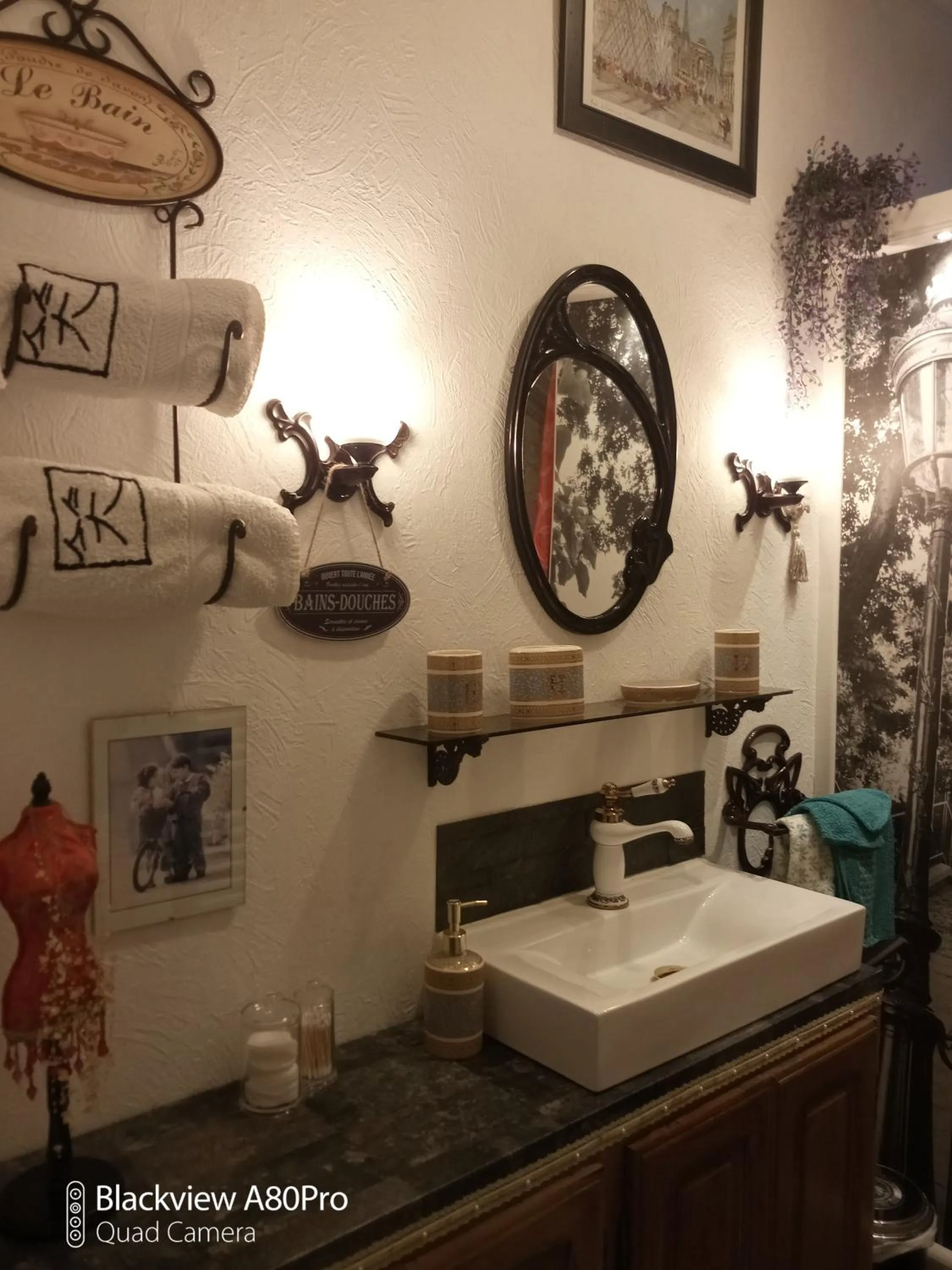 Bathroom in Chambre Bounty, B&B, cuisine privée, lit queen size, terrasse, parking, garage