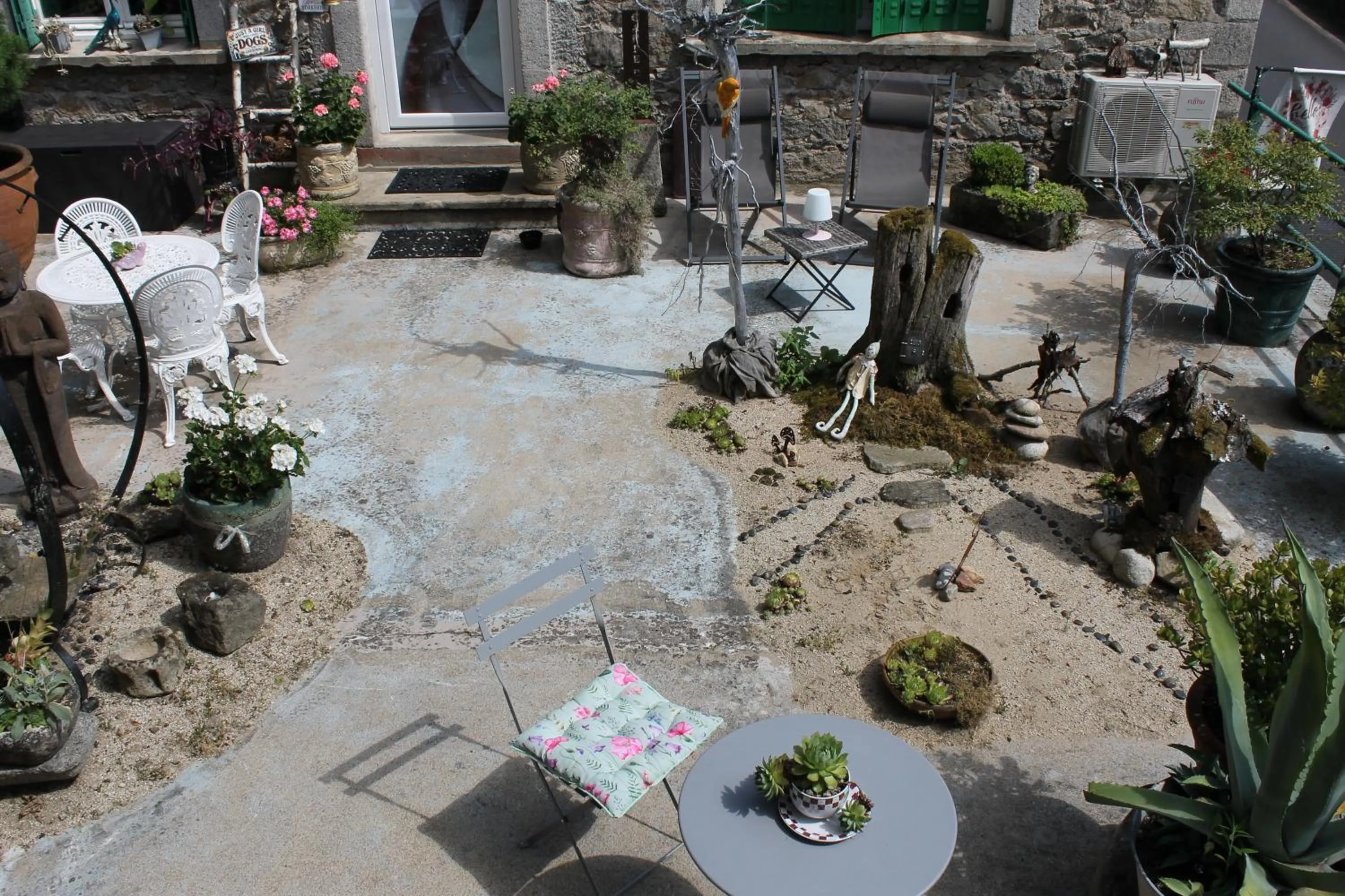 Patio in Chambre Bounty, B&B, cuisine privée, lit queen size, terrasse, parking, garage