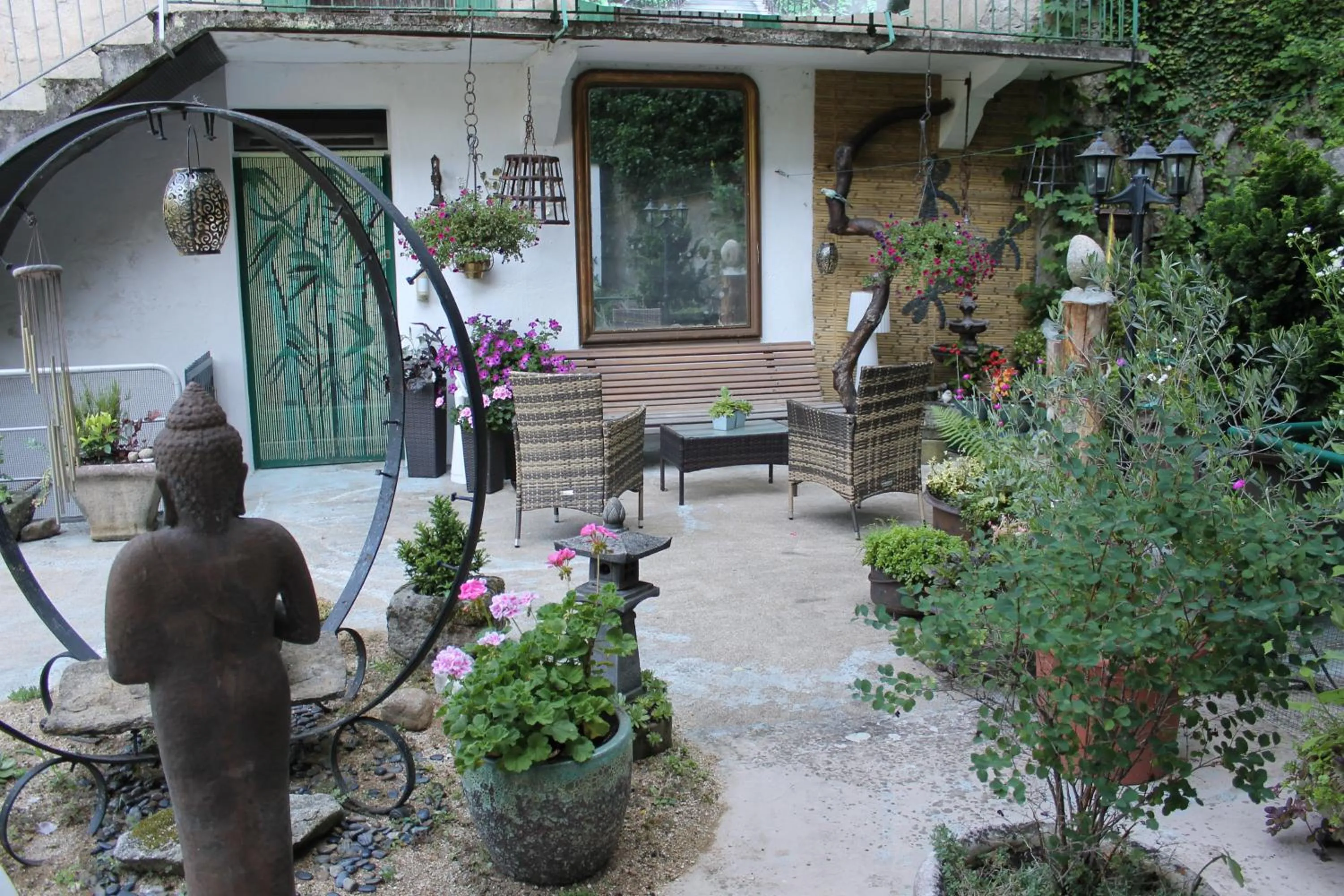 Patio in Chambre Bounty, B&B, cuisine privée, lit queen size, terrasse, parking, garage