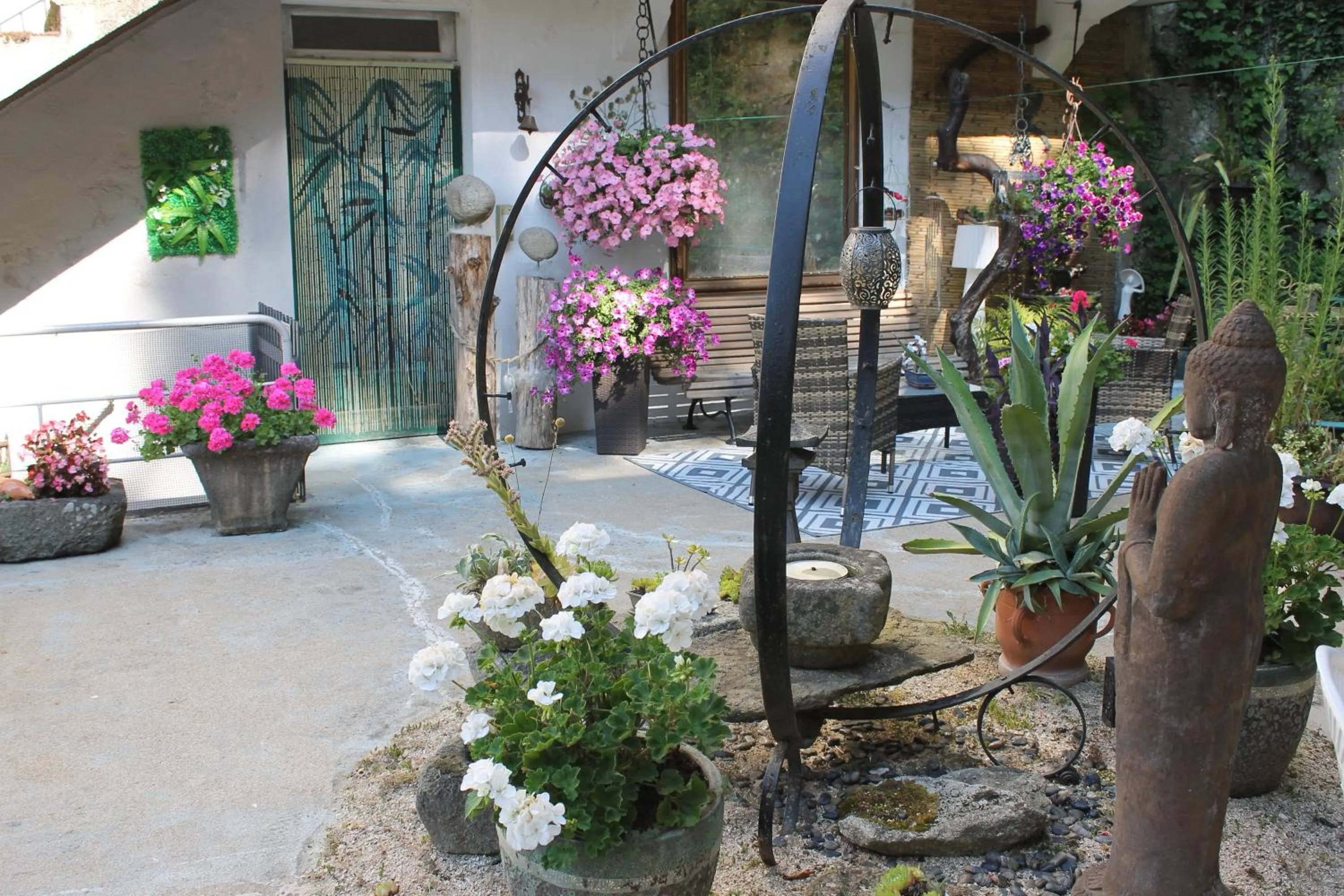 Garden in Chambre Bounty, B&B, cuisine privée, lit queen size, terrasse, parking, garage