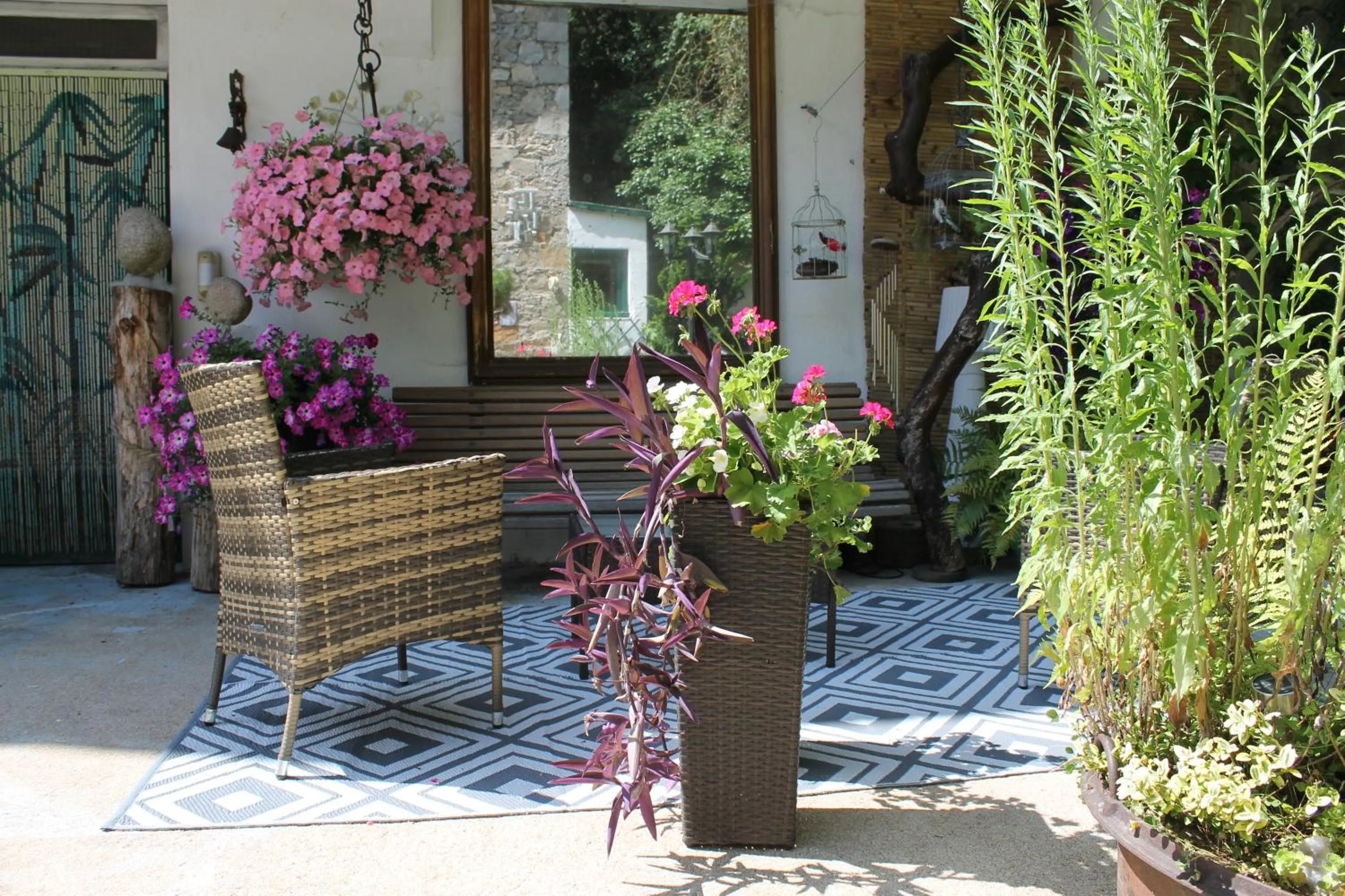 Patio in Chambre Bounty, B&B, cuisine privée, lit queen size, terrasse, parking, garage