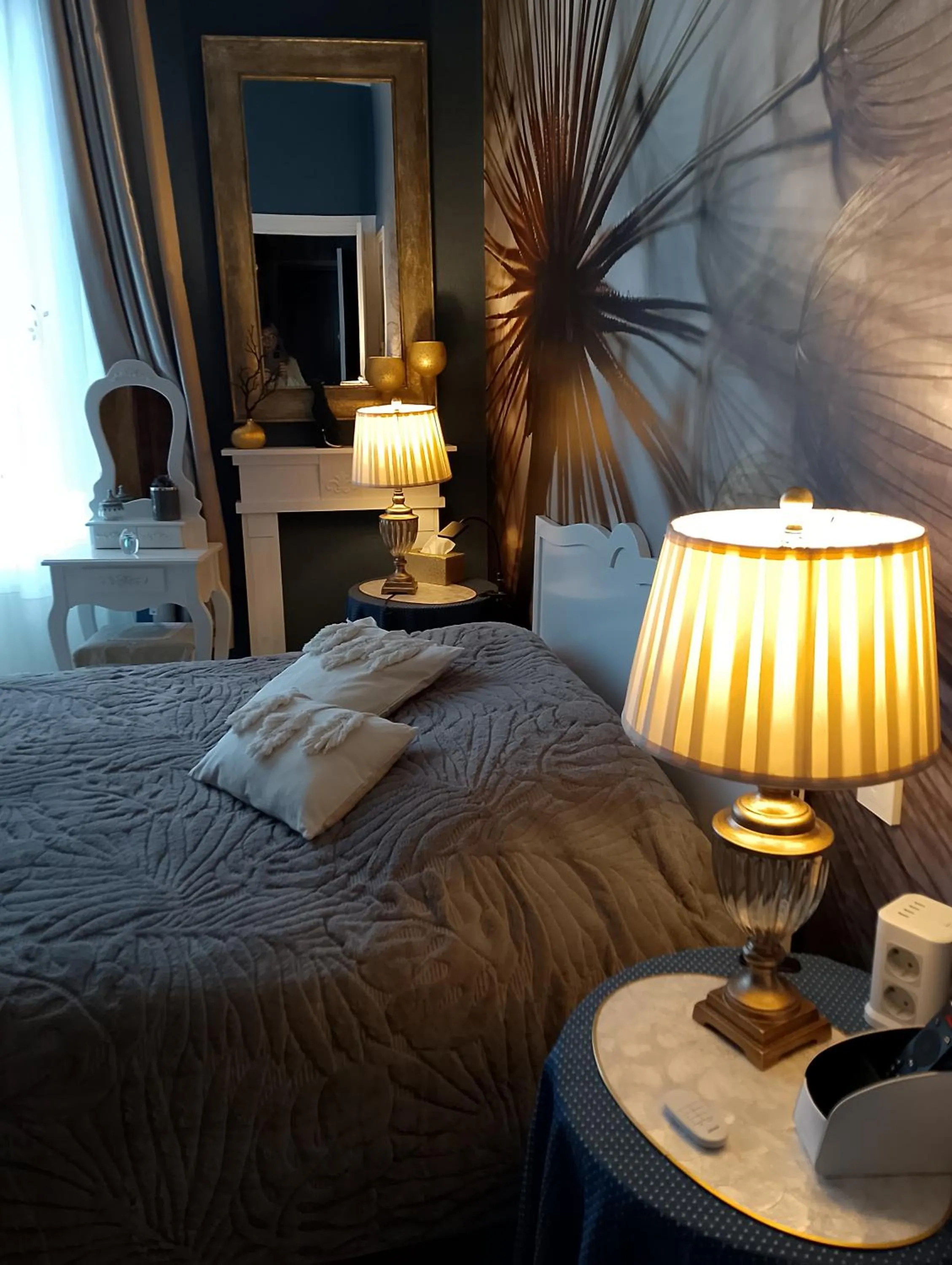 Photo of the whole room, Bed in Chambre Bounty, B&B, cuisine privée, lit queen size, terrasse, parking, garage