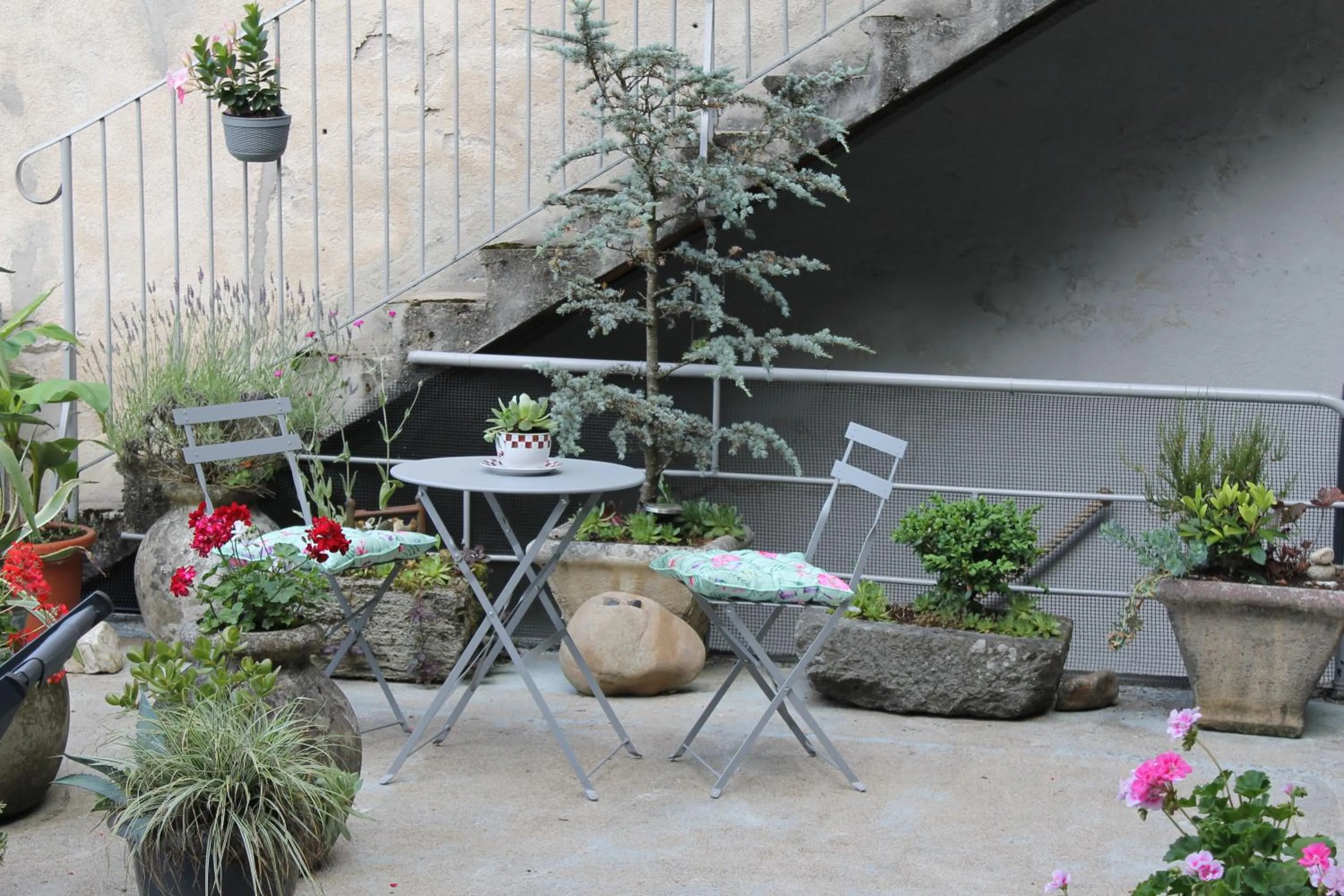 Patio in Chambre Bounty, B&B, cuisine privée, lit queen size, terrasse, parking, garage