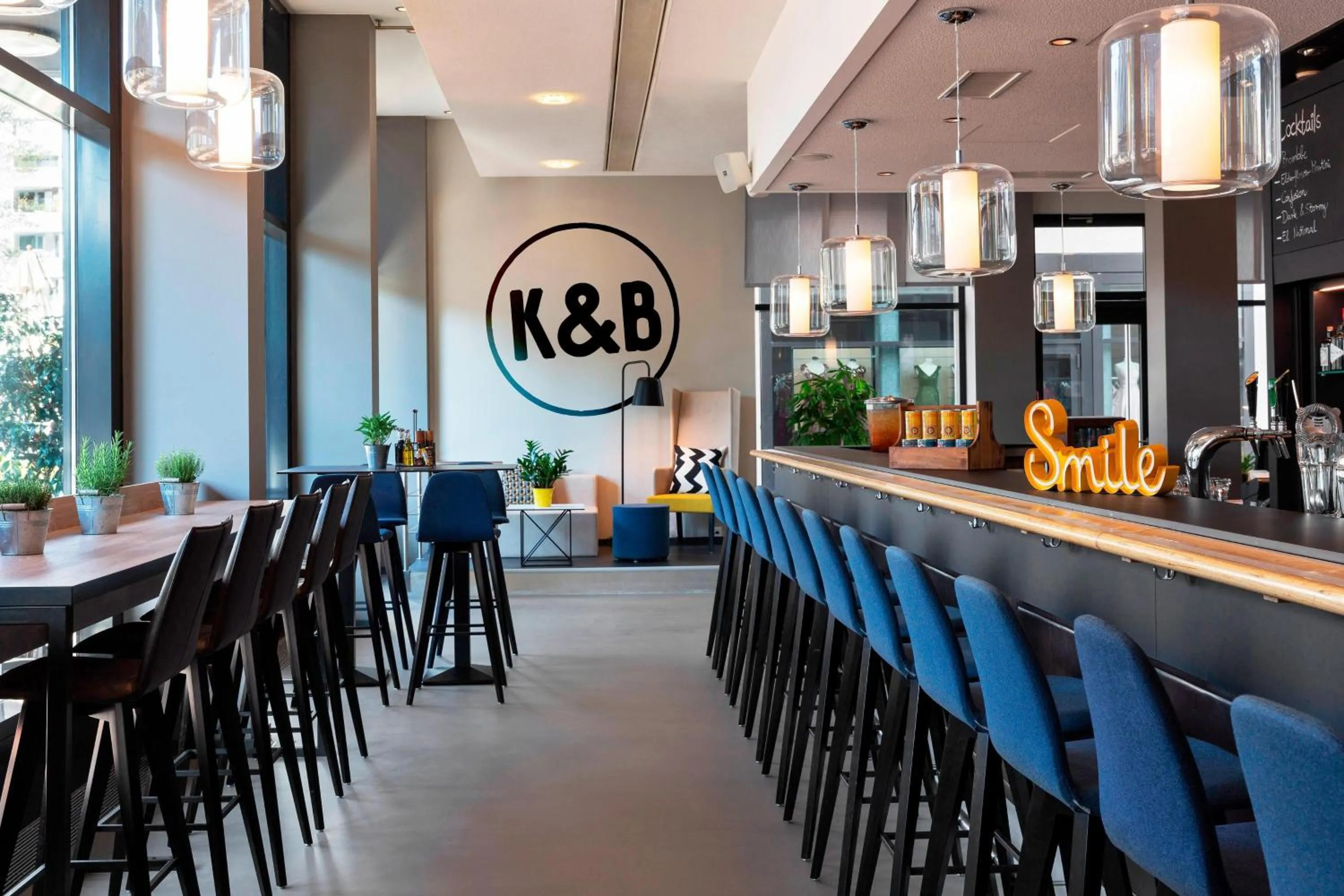 Lounge or bar in Courtyard by Marriott Zurich North