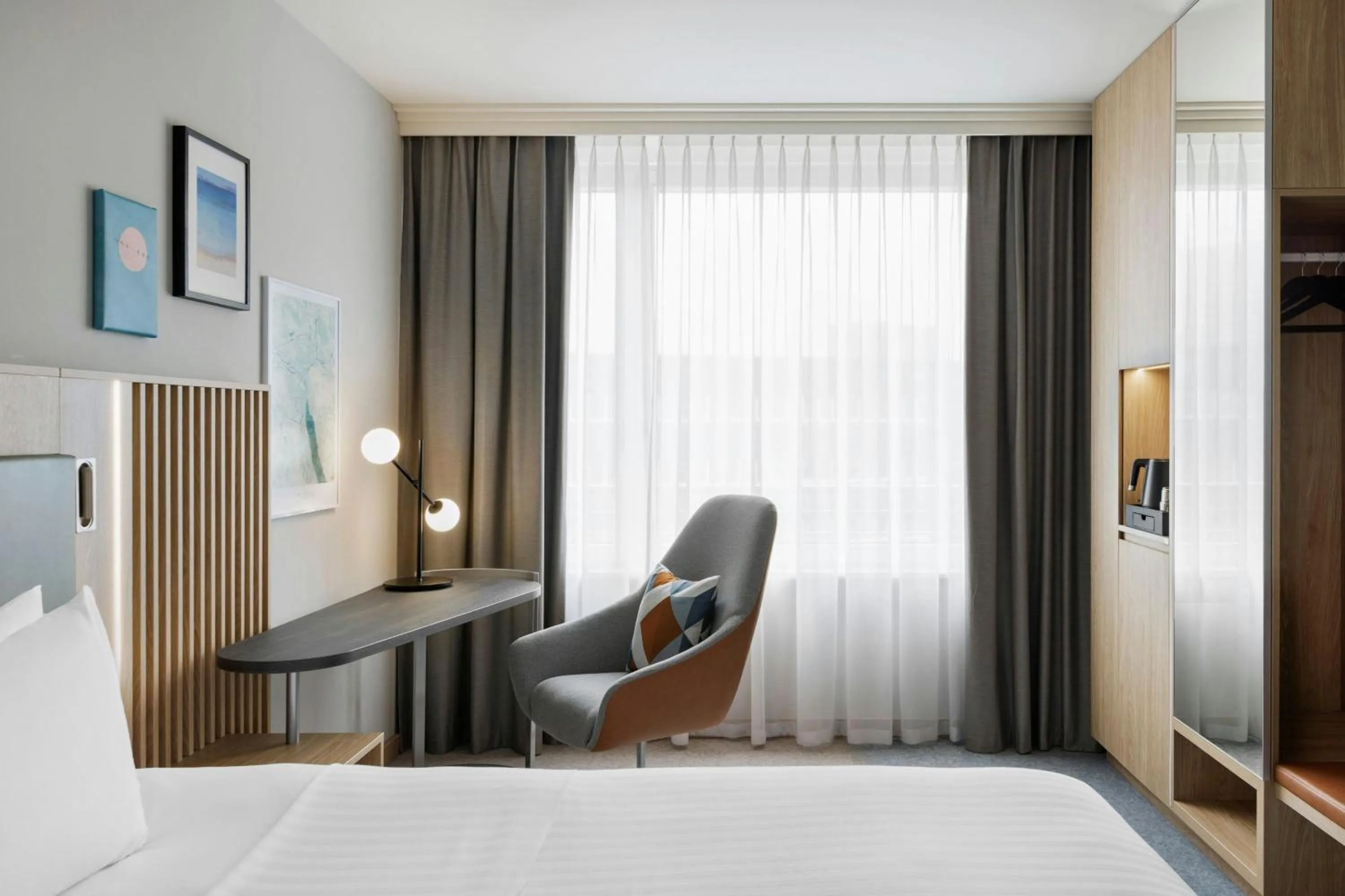 Photo of the whole room, Bed in Courtyard by Marriott Zurich North