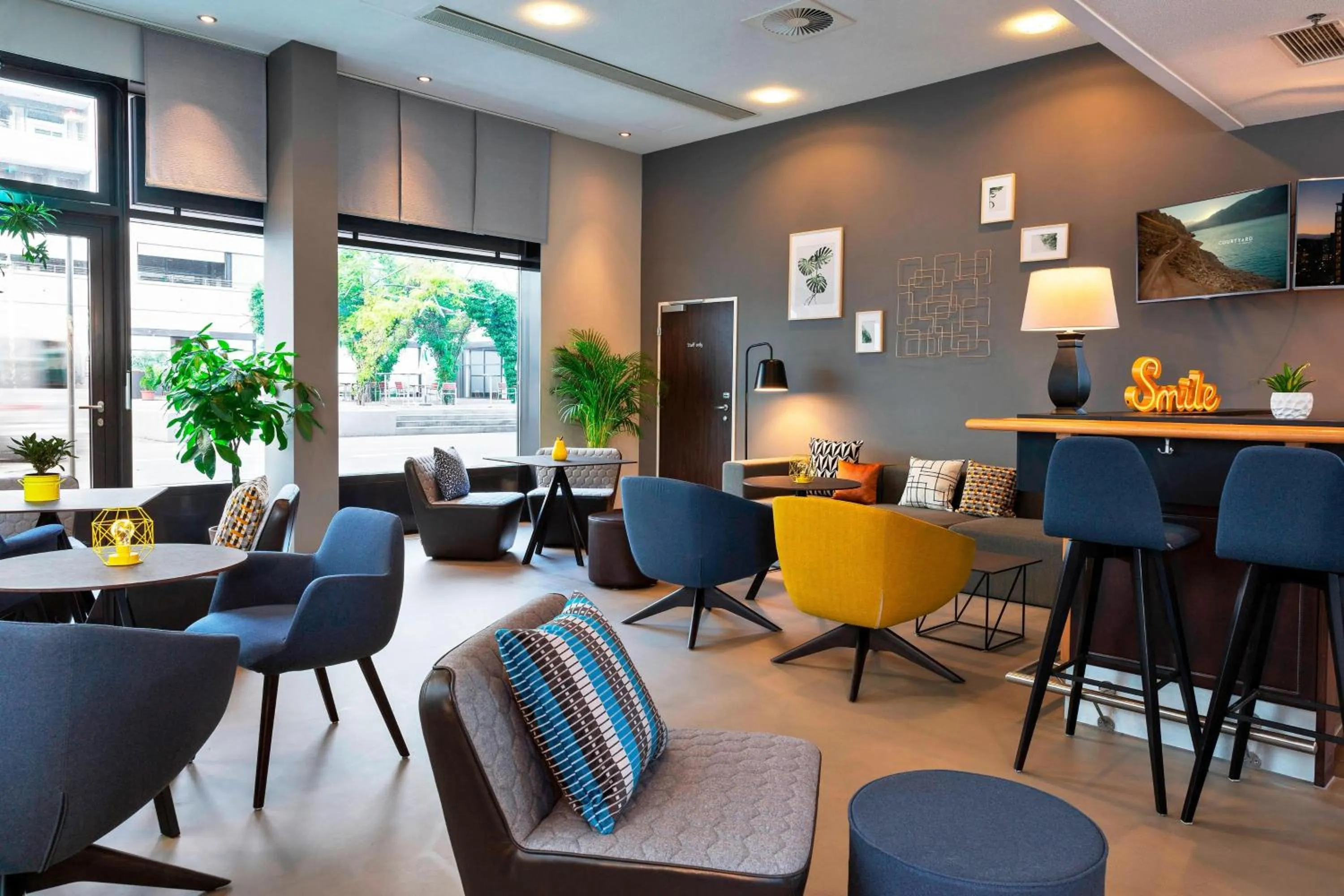 Lounge or bar in Courtyard by Marriott Zurich North