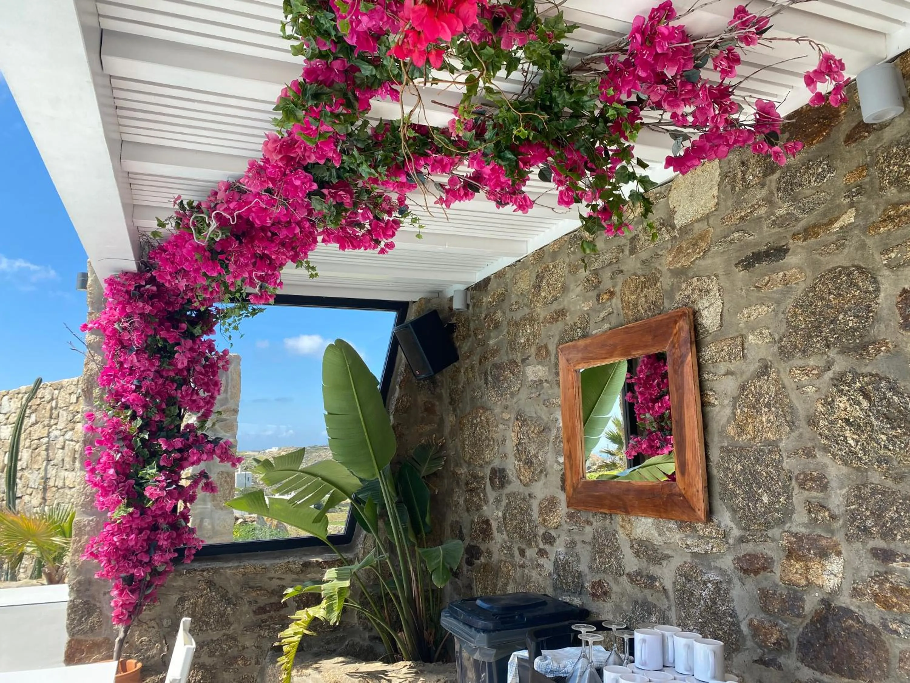 Patio in Bianco a Nero Mykonos