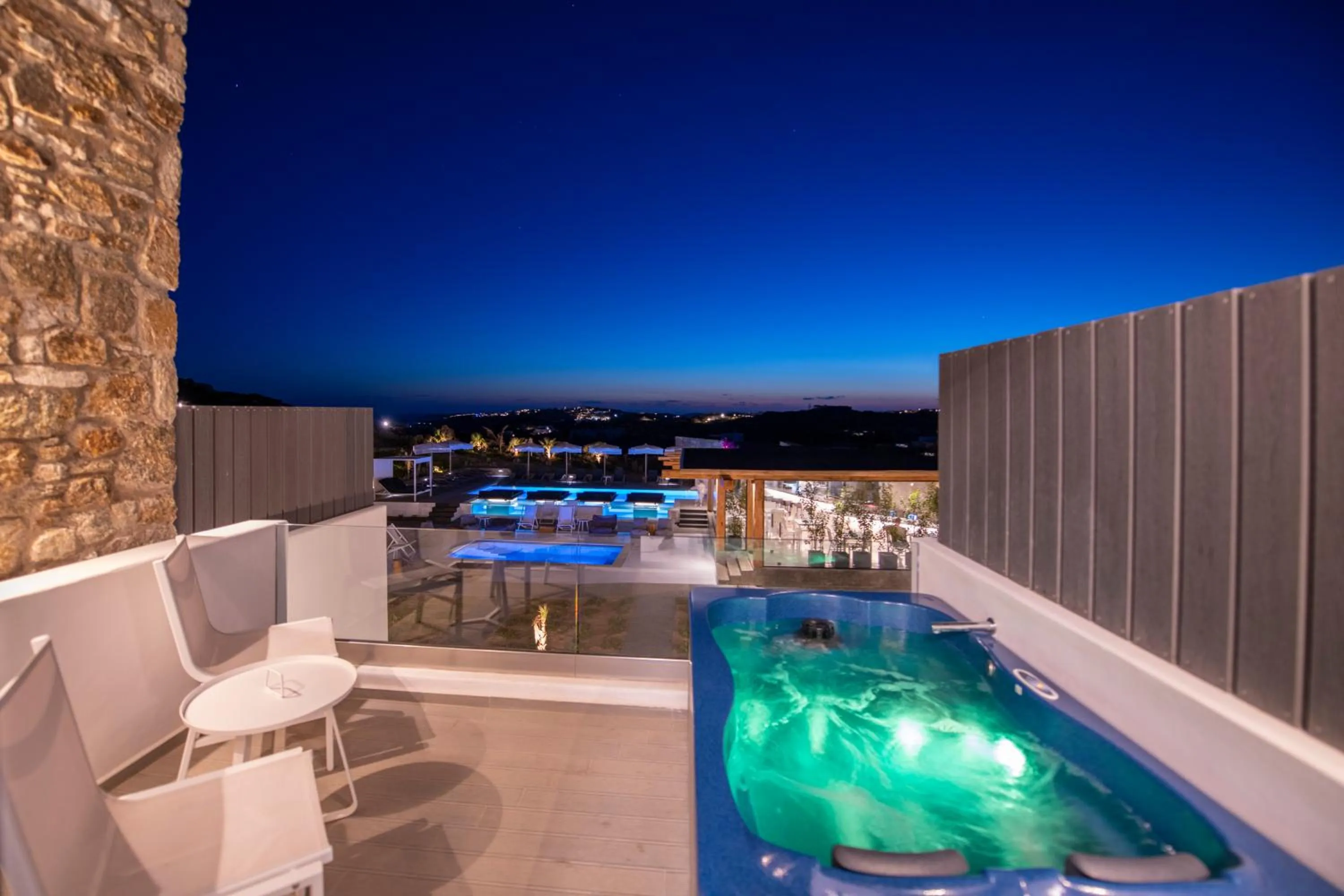 Hot Tub in Bianco a Nero Mykonos