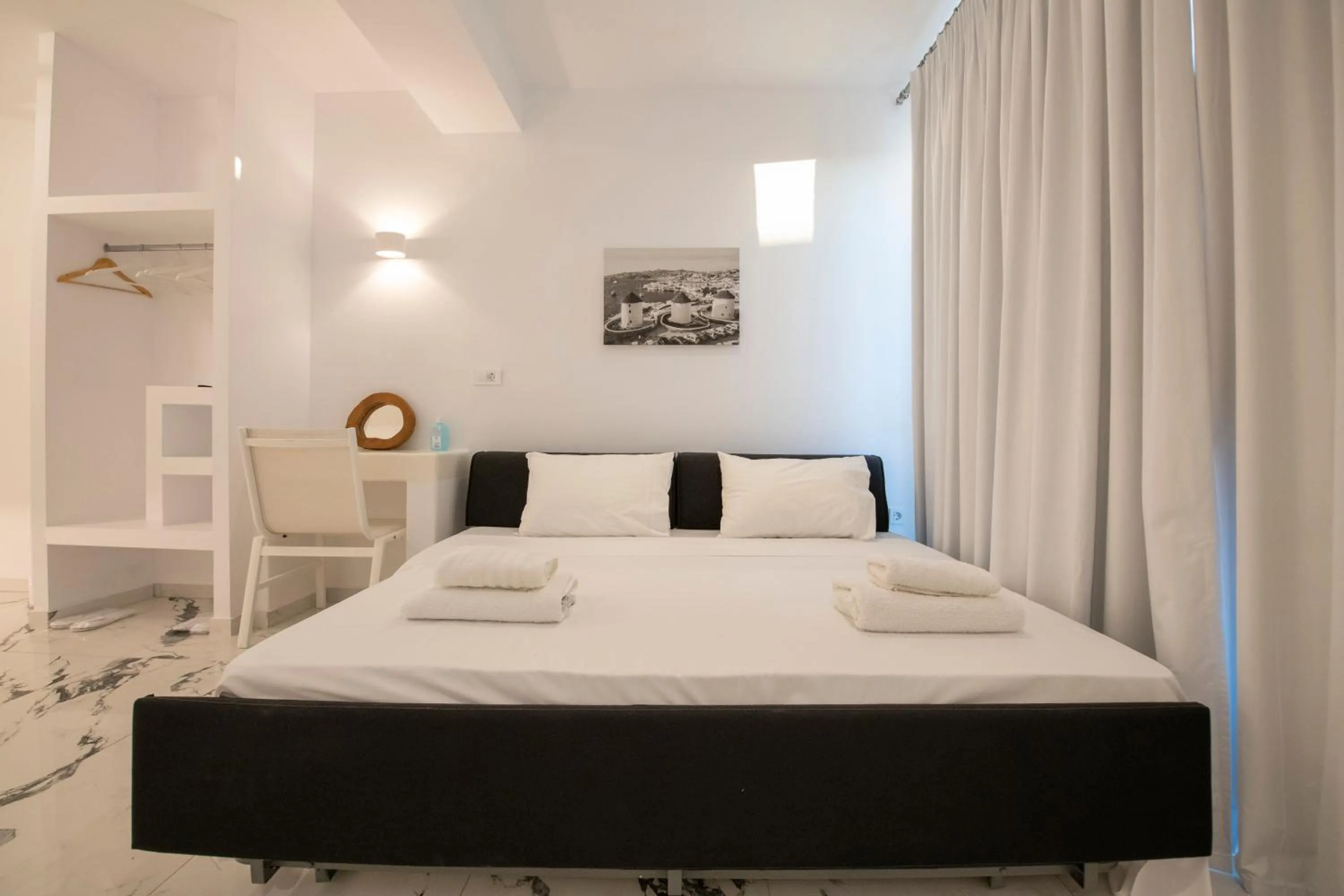 Bed in Bianco a Nero Mykonos