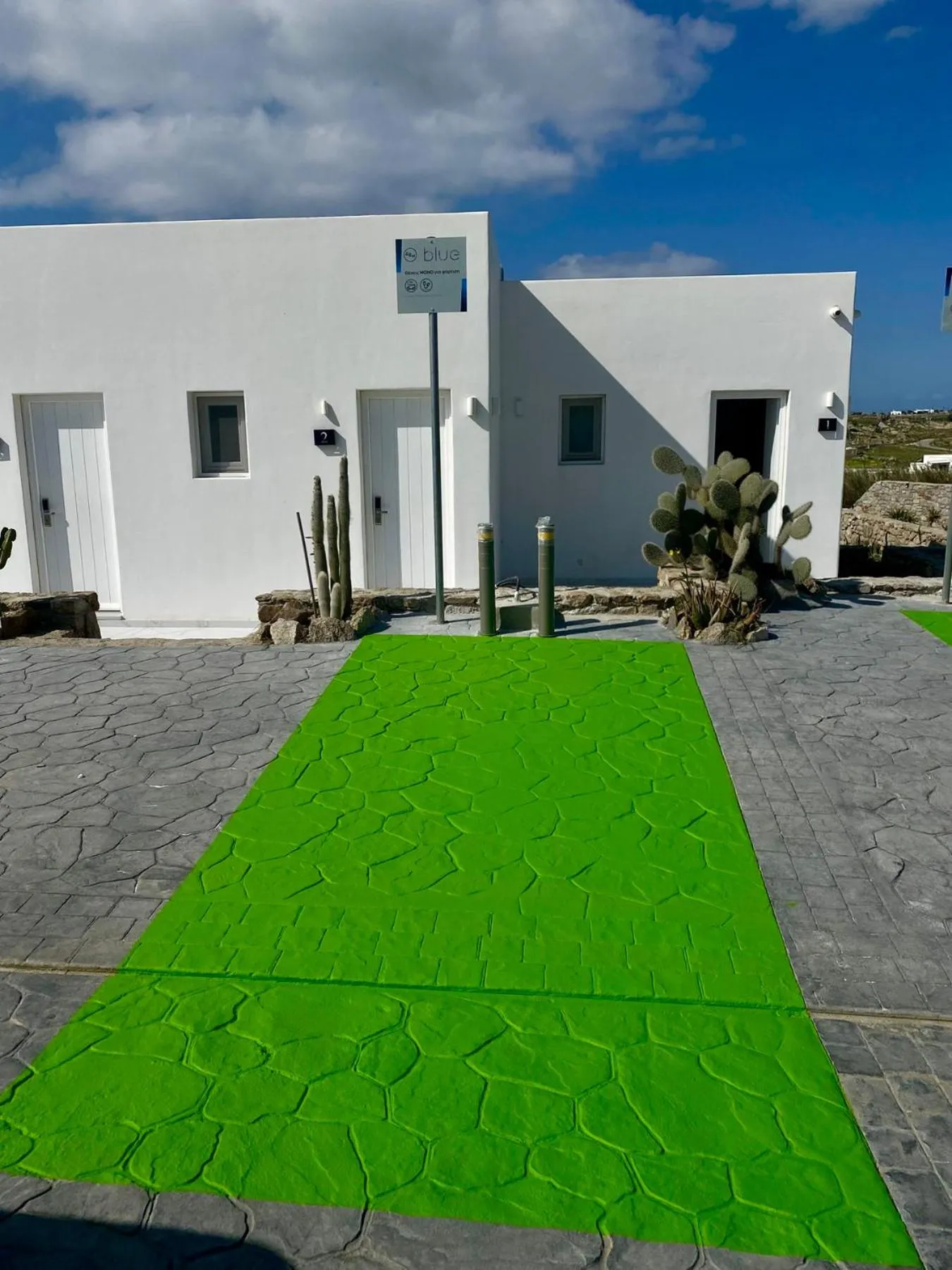 Parking in Bianco a Nero Mykonos