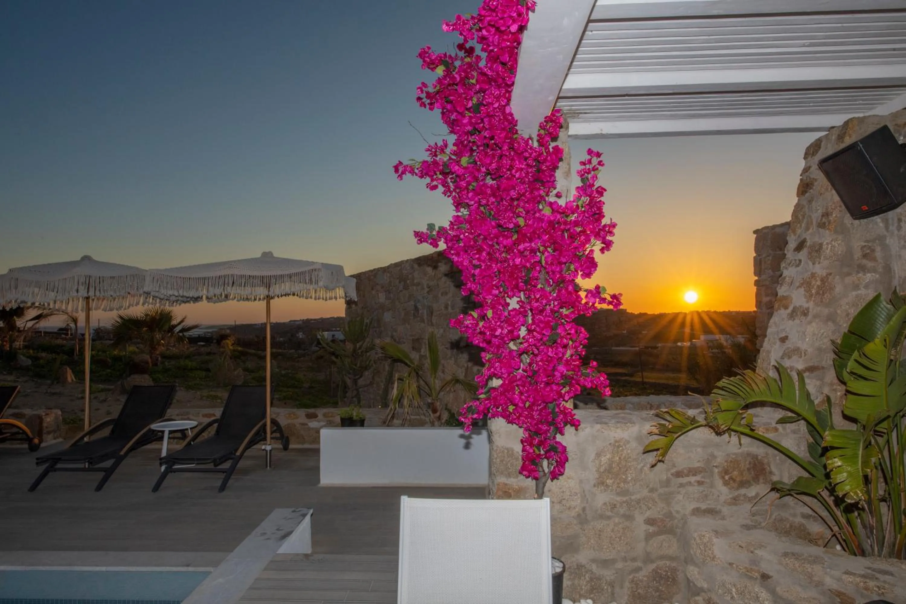 Sunset in Bianco a Nero Mykonos