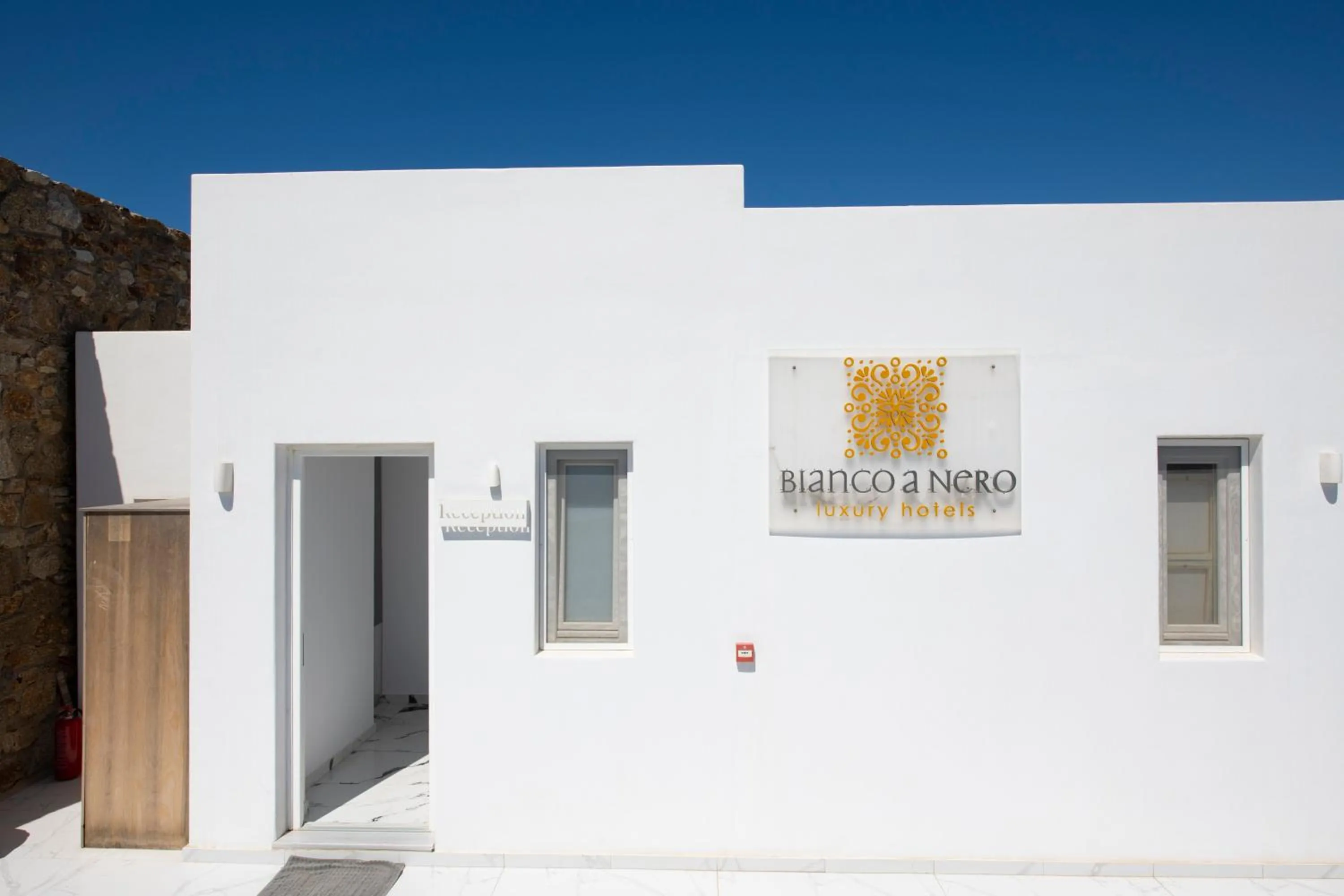 Facade/entrance in Bianco a Nero Mykonos