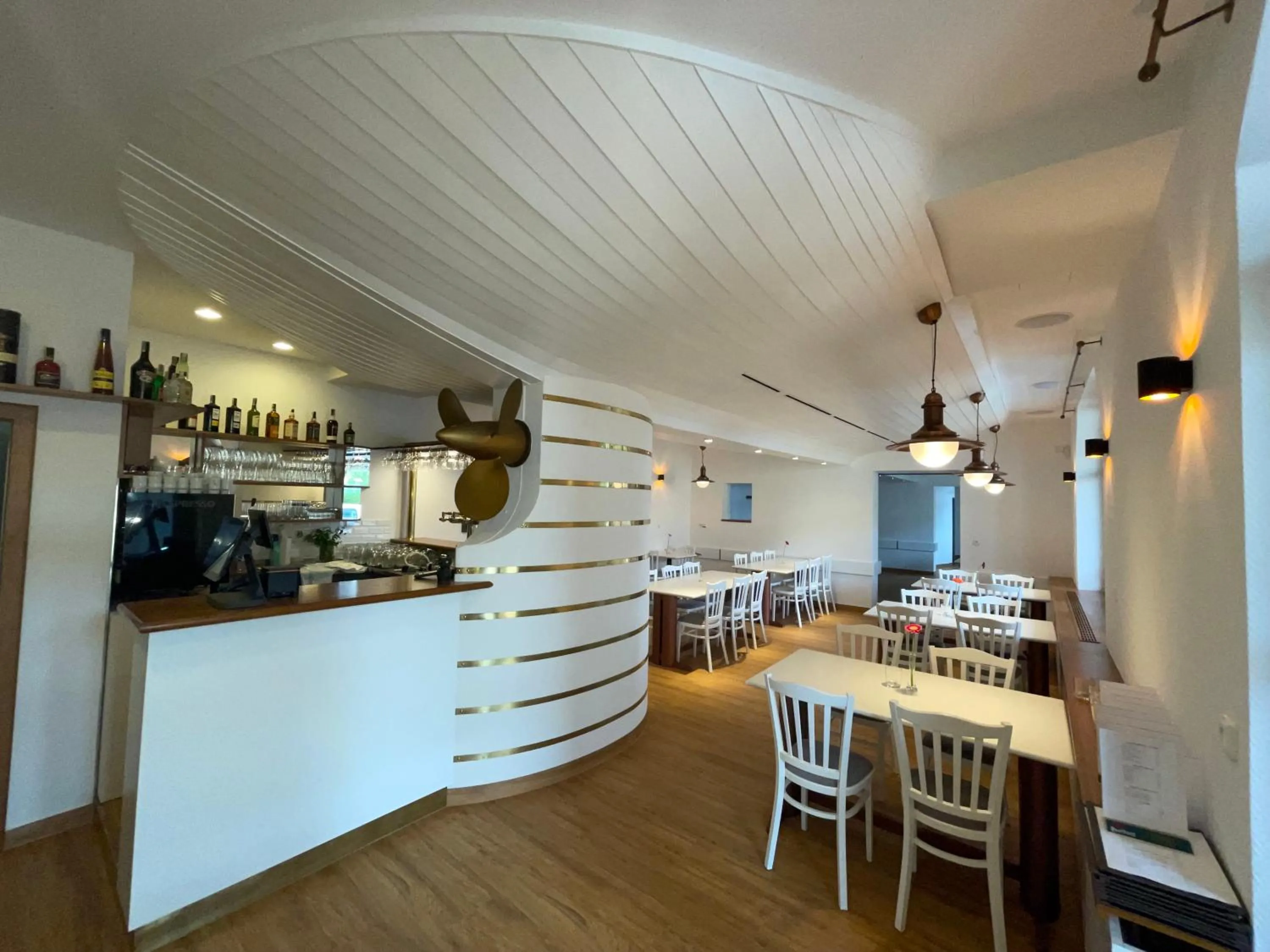 Restaurant/places to eat in Hotel Laguna & restaurant
